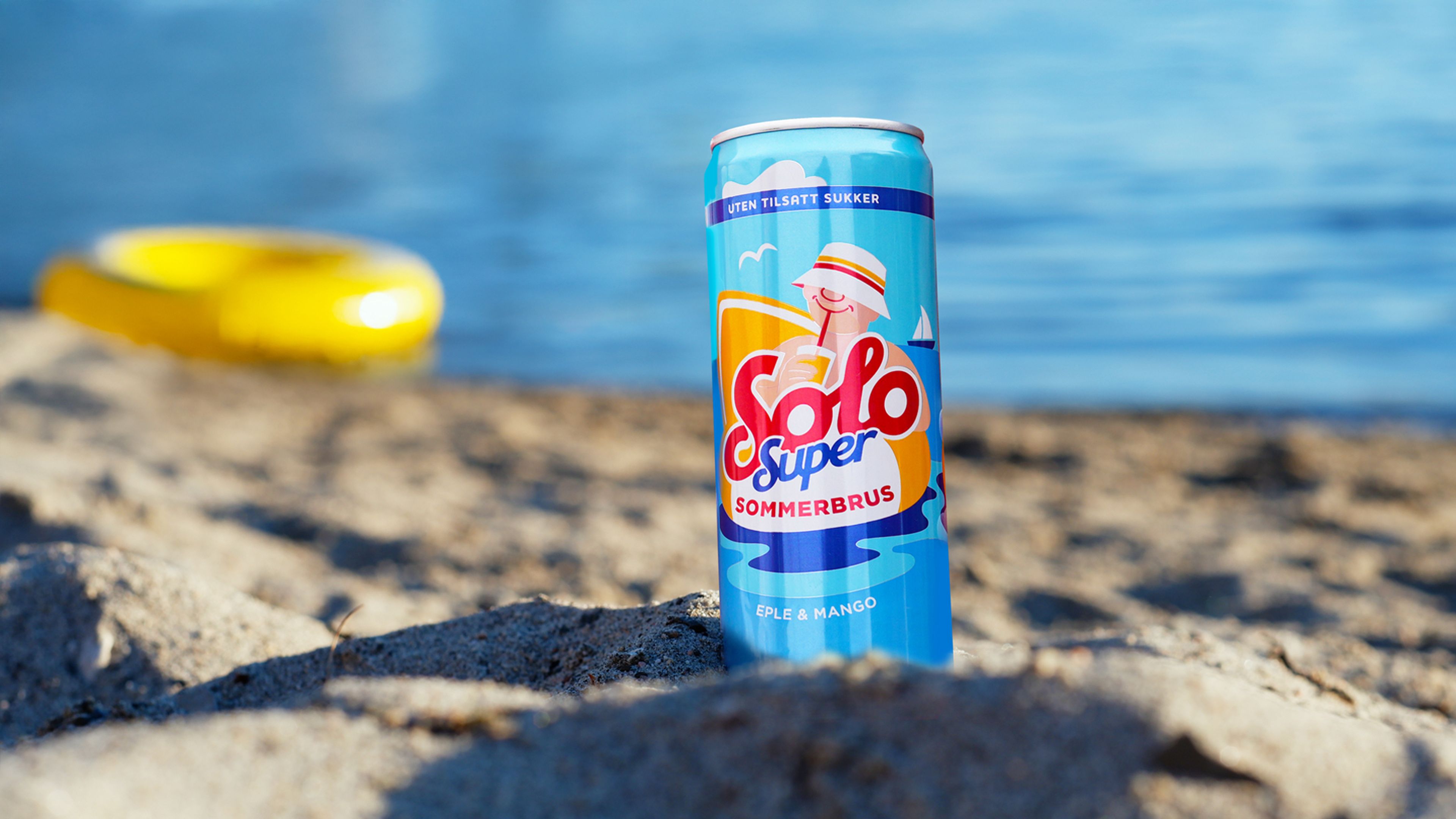 En boks Solo Super Sommer på stranden