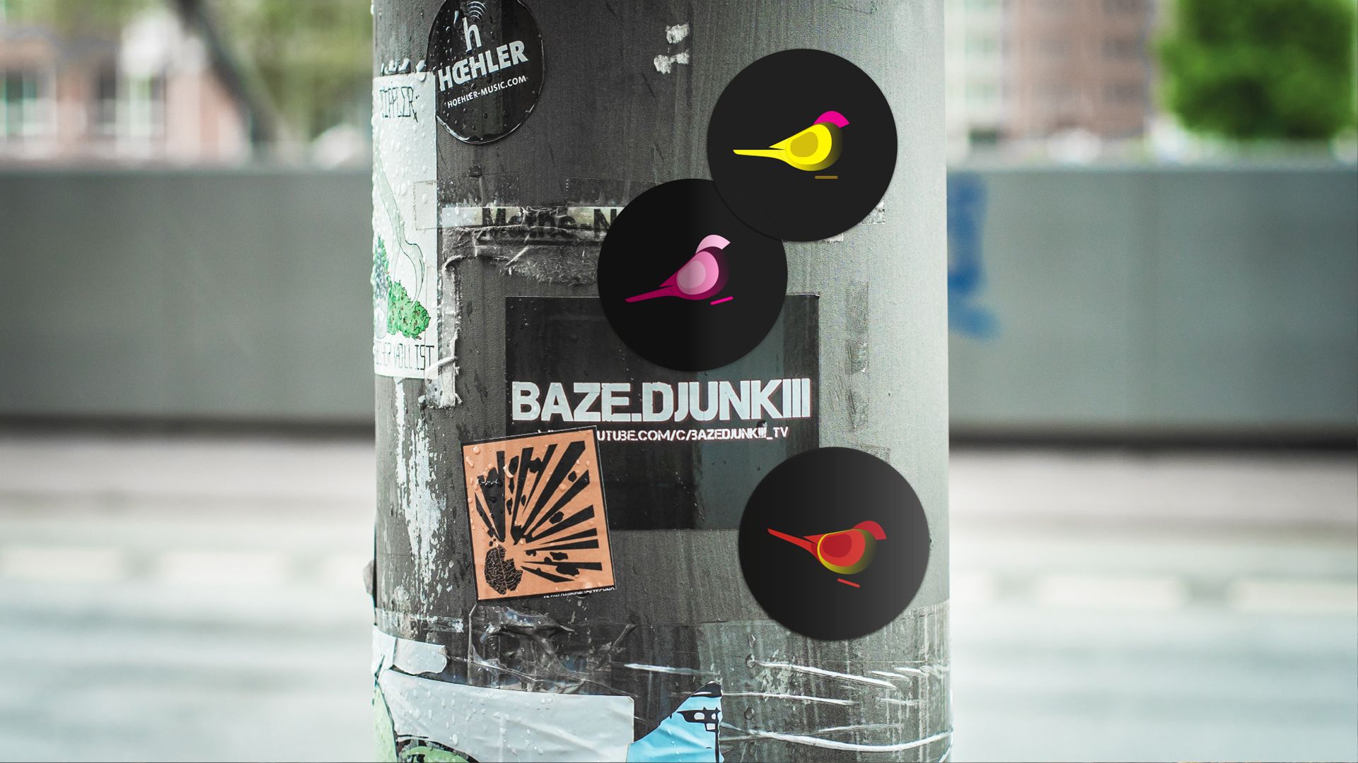 Promo-stickers på stolpe