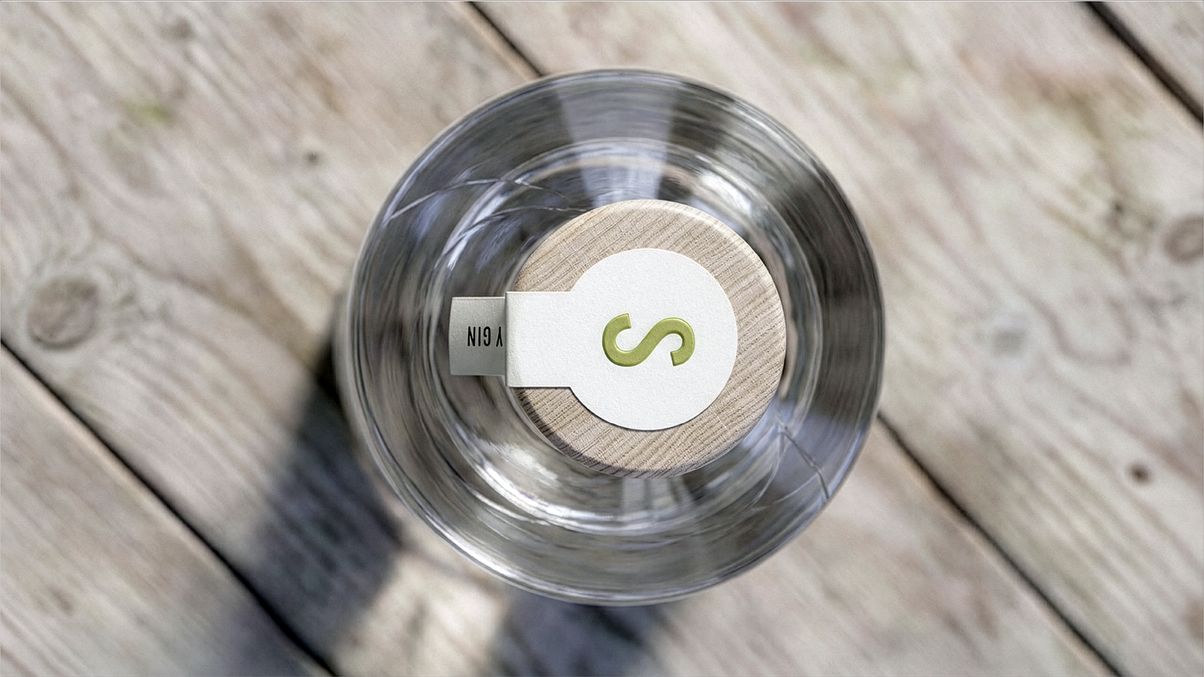 En flaske Storsand brennevin sett ovenfra.