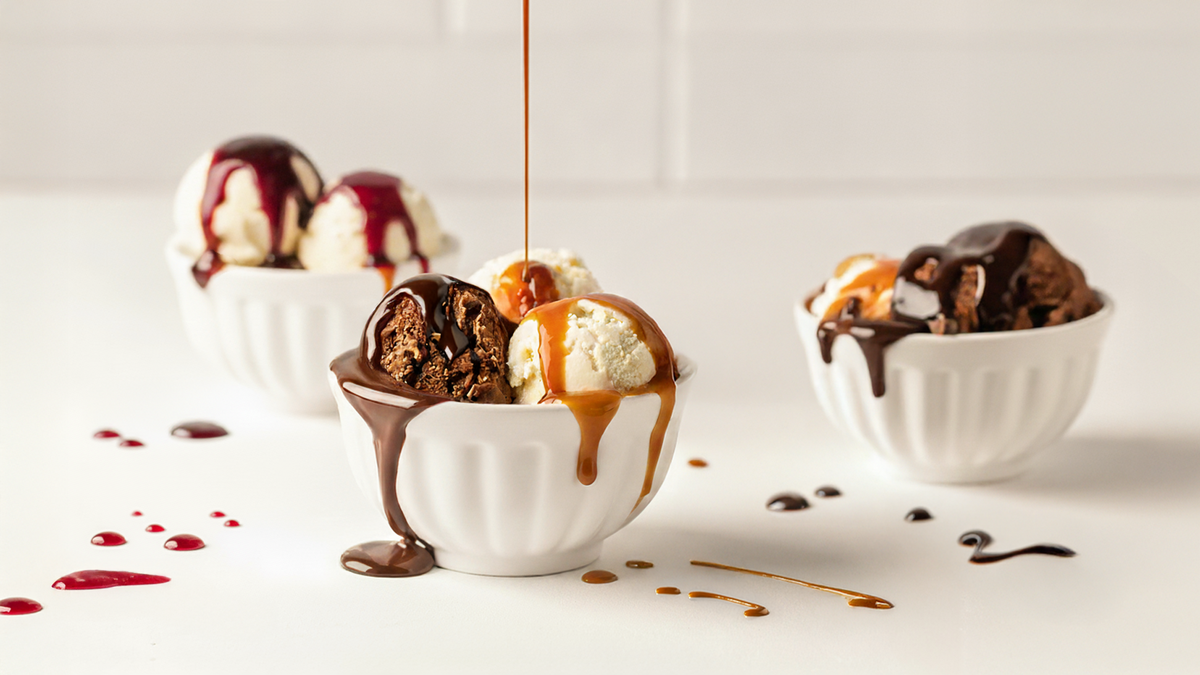 Bilde av skåler med iskuler og ulike sauser fra Diplom-Is