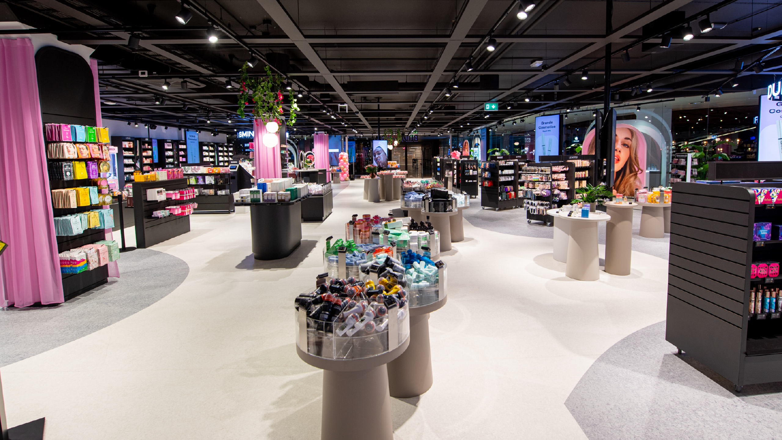 Foto av butikken som viser Grid sitt retaildesign