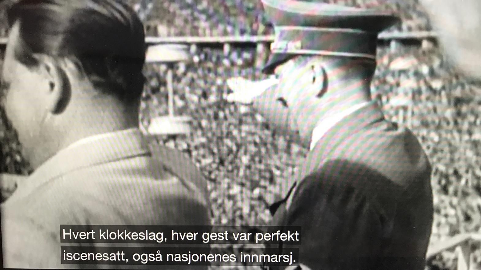 Hitler hilser under Olympiaden i Tyskland 1936