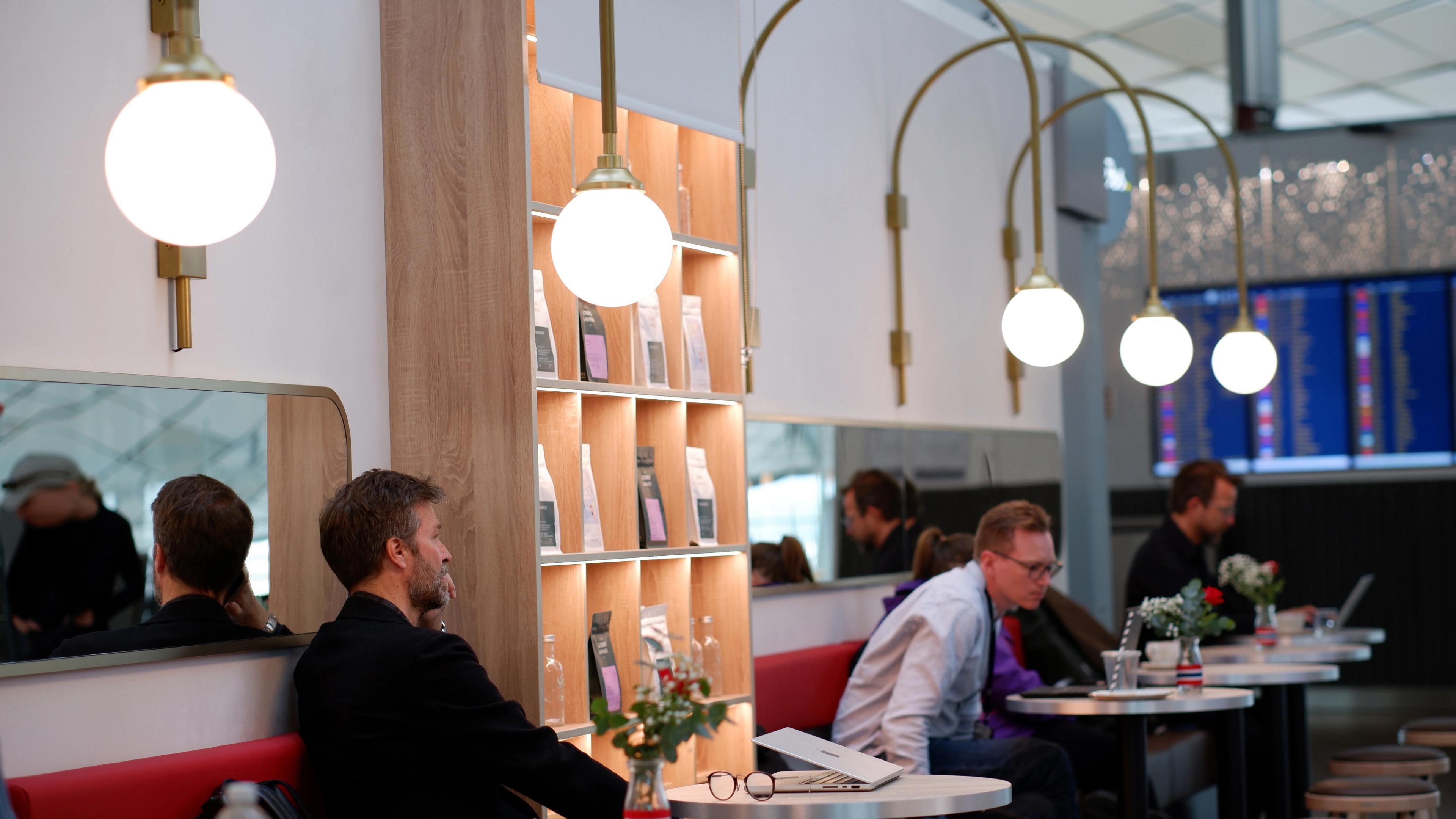 Reisende koser seg med en kaffetår på nytt retailkonsept på Gardermoen