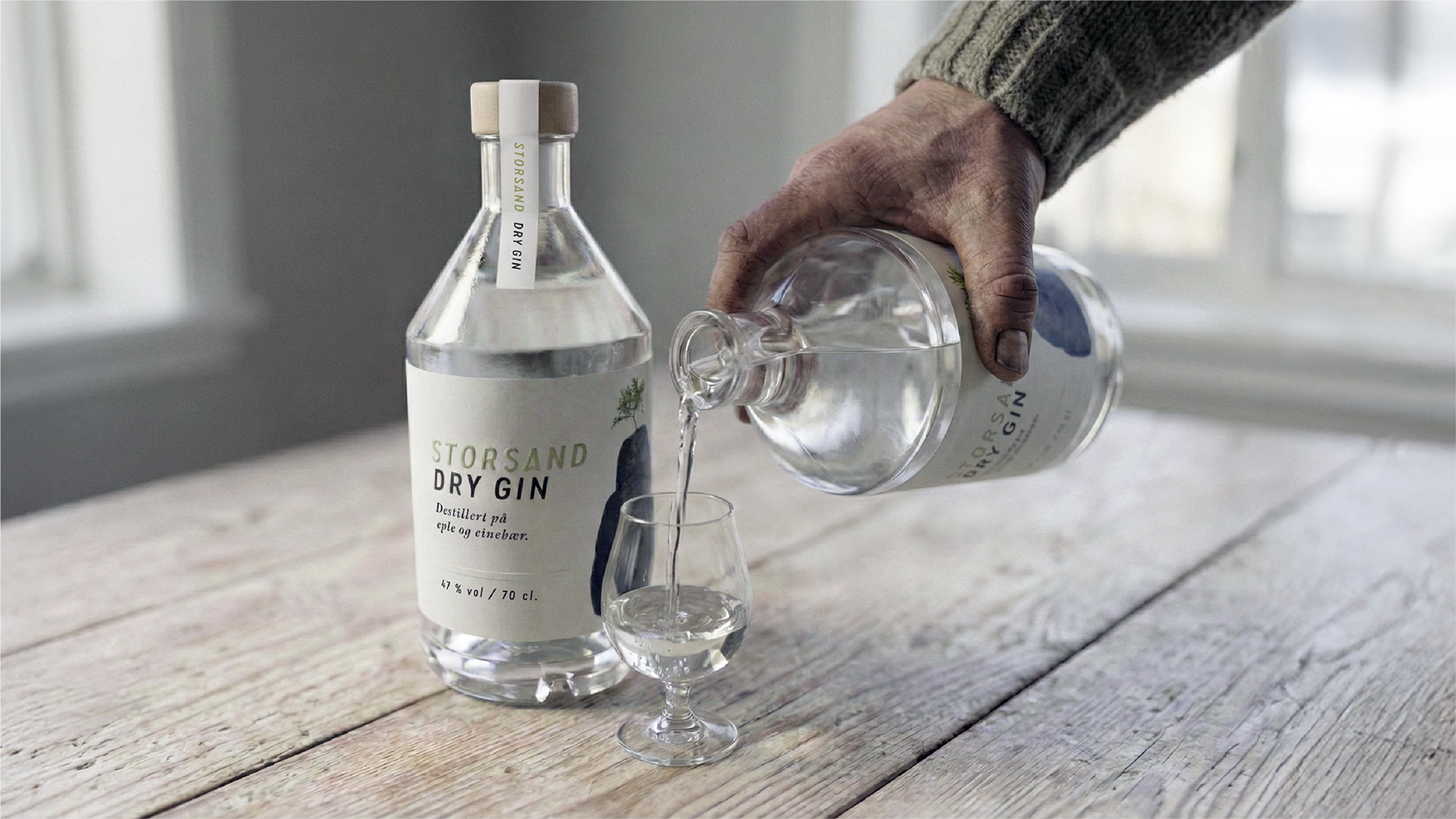 Storsand Dry Gin serveres i tulipanglass for smaksprøve