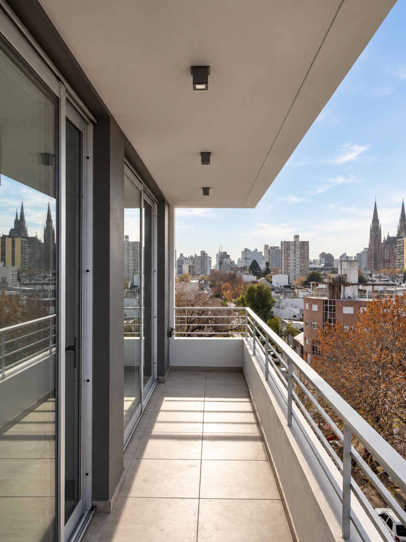 Balcón con vistas abiertas sobre el casco urbano