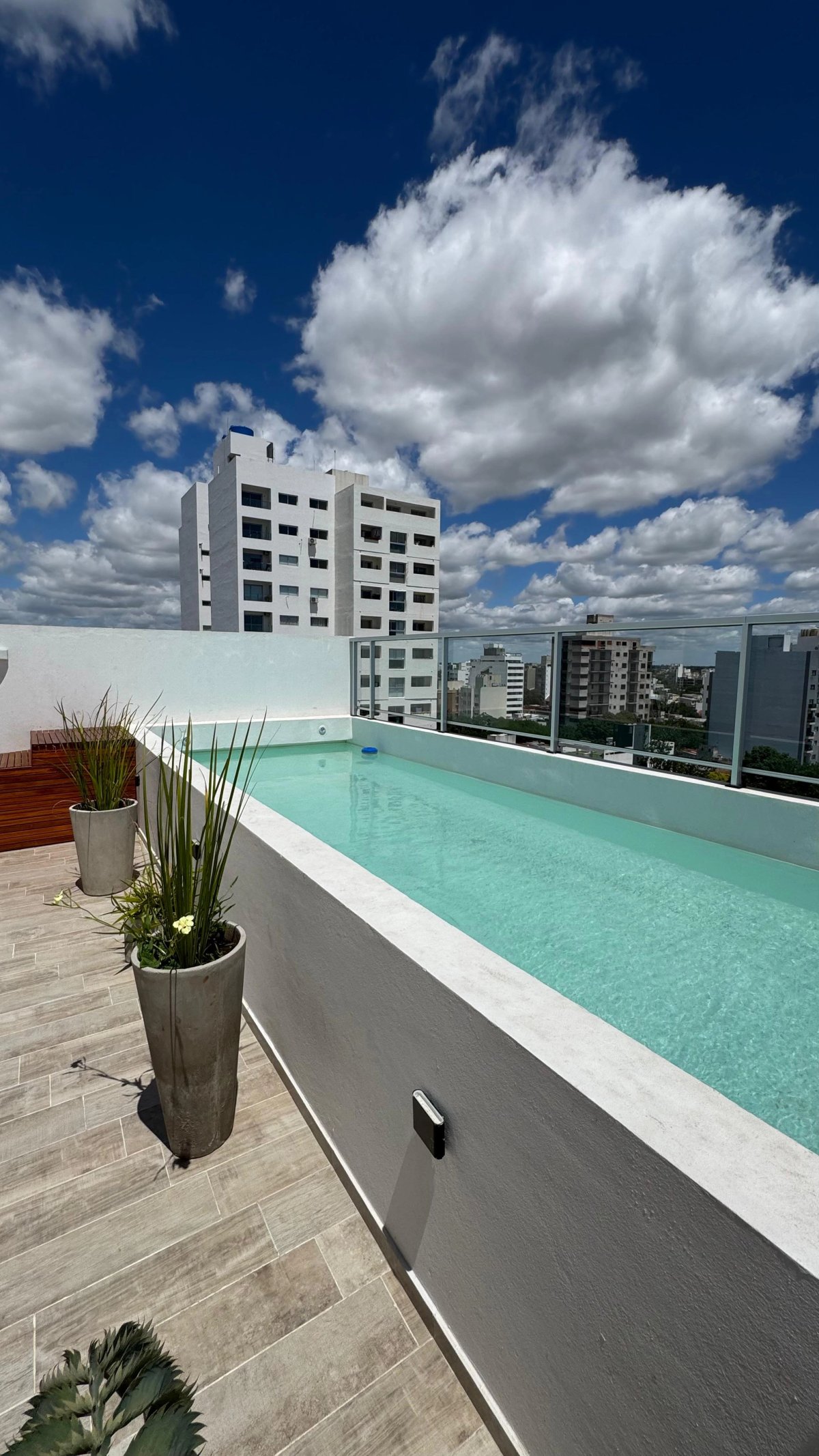 Pileta y terraza en el nivel superior
