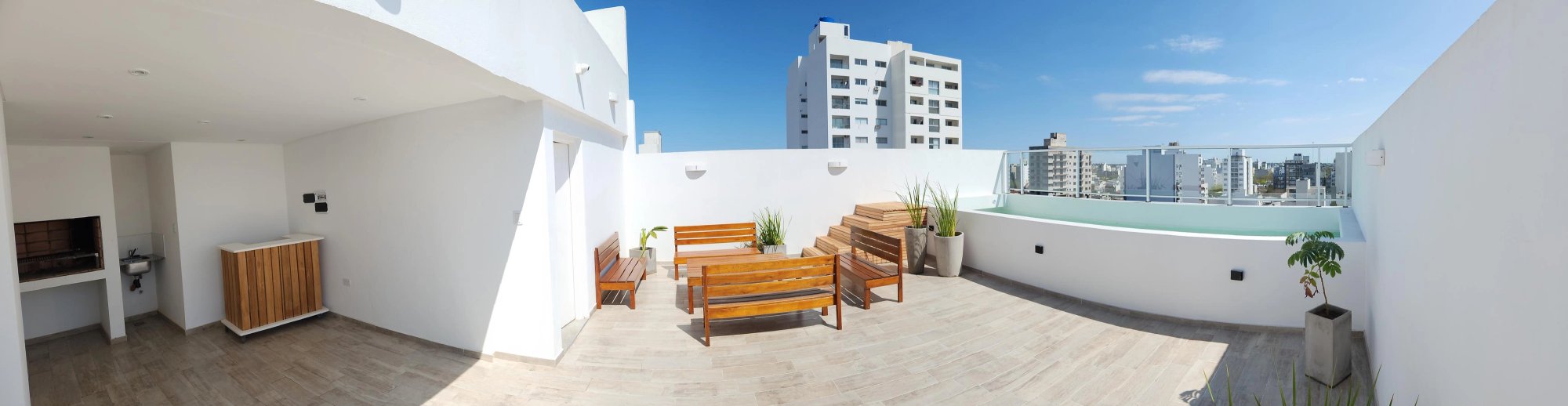 Terraza panorámica con pileta y quincho semicubierto