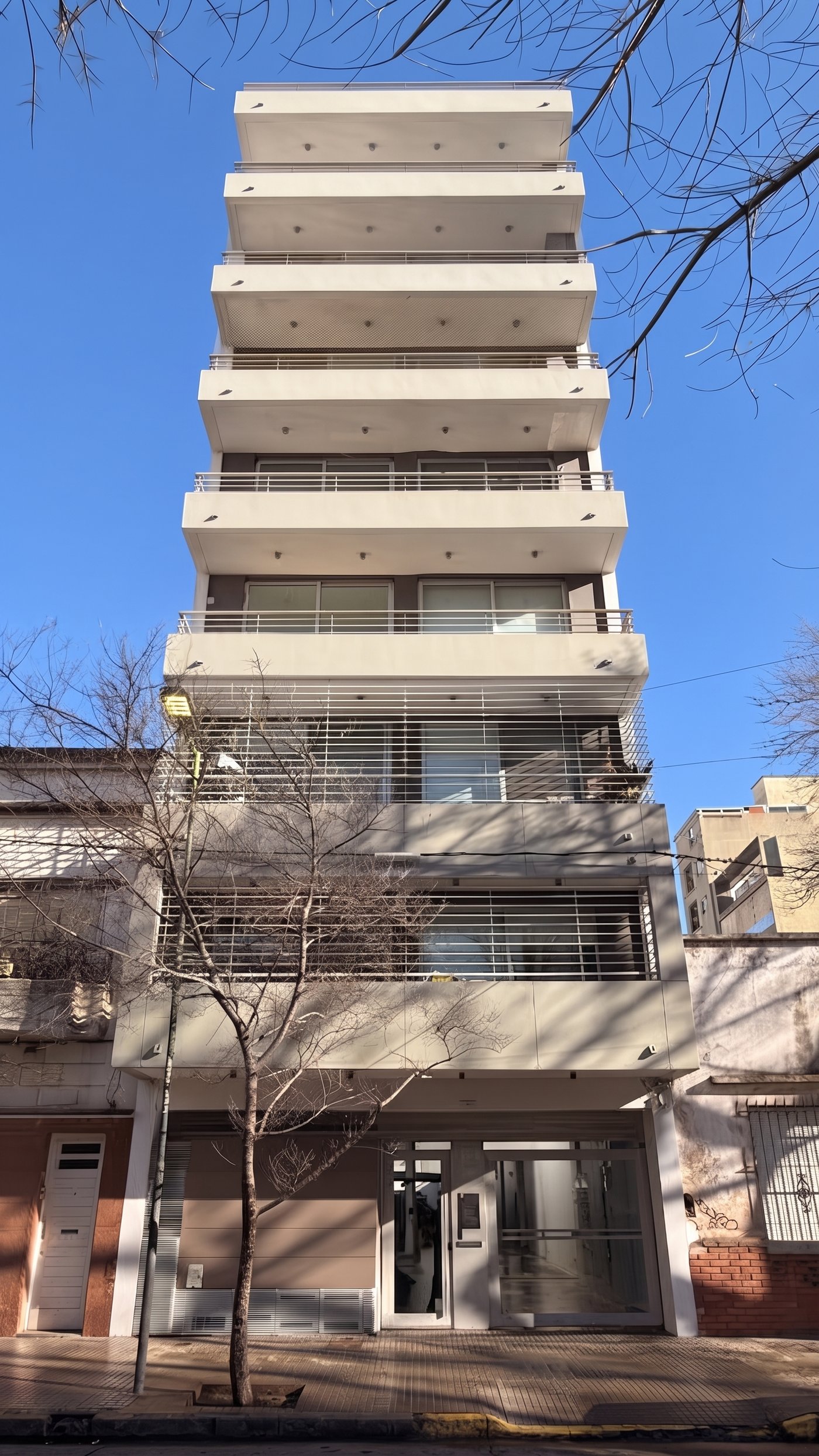 Fachada principal y relación con el entorno urbano