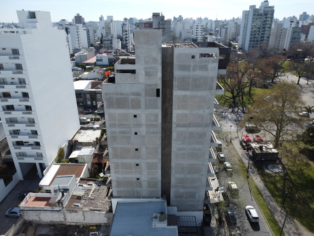 Vista lateral de Anton Plaza durante la etapa de obra, con lectura de medianeras, núcleo vertical y relación con Plaza Belgrano.