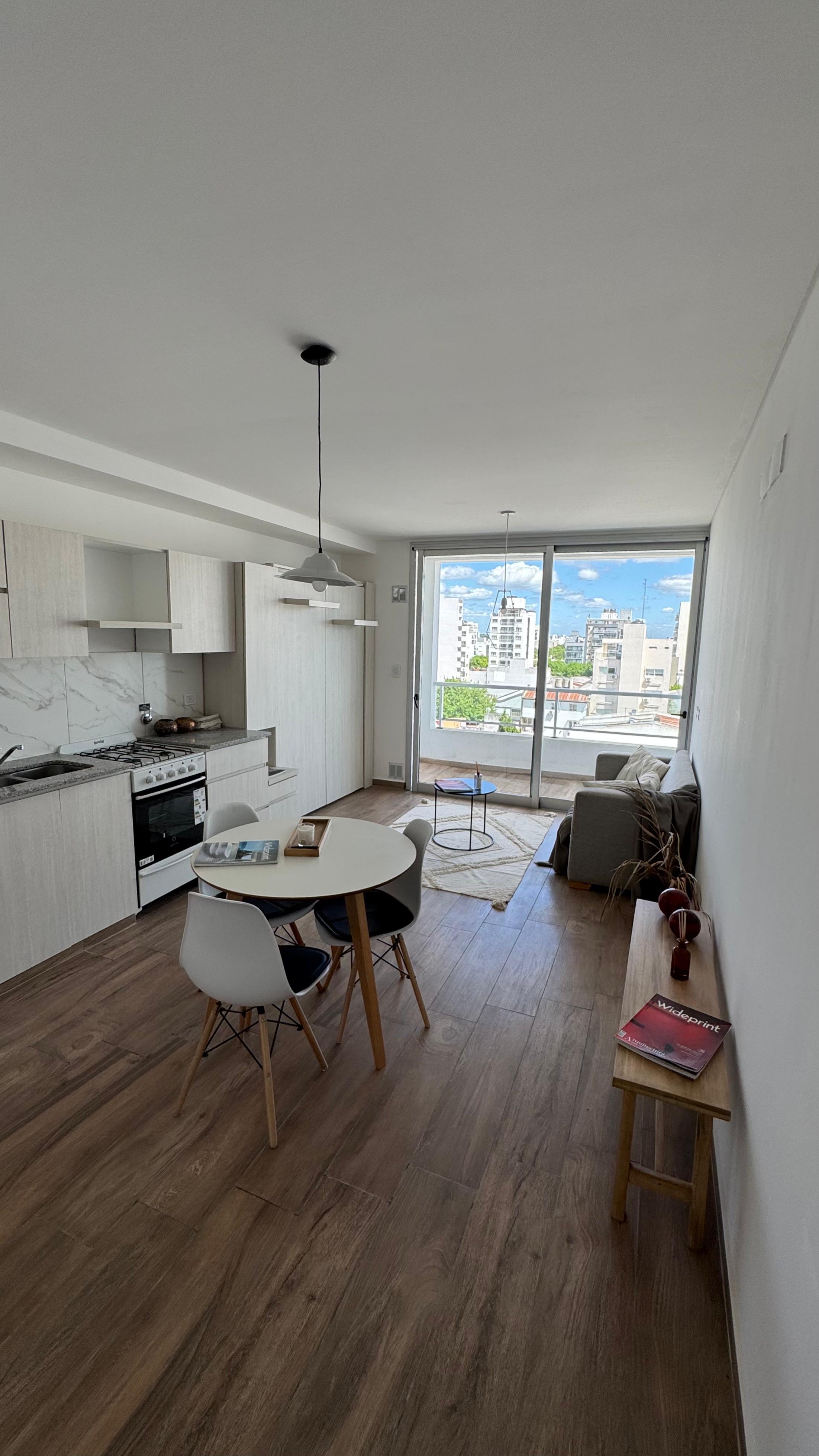 Unidad monoambiente con balcón y cocina integrada