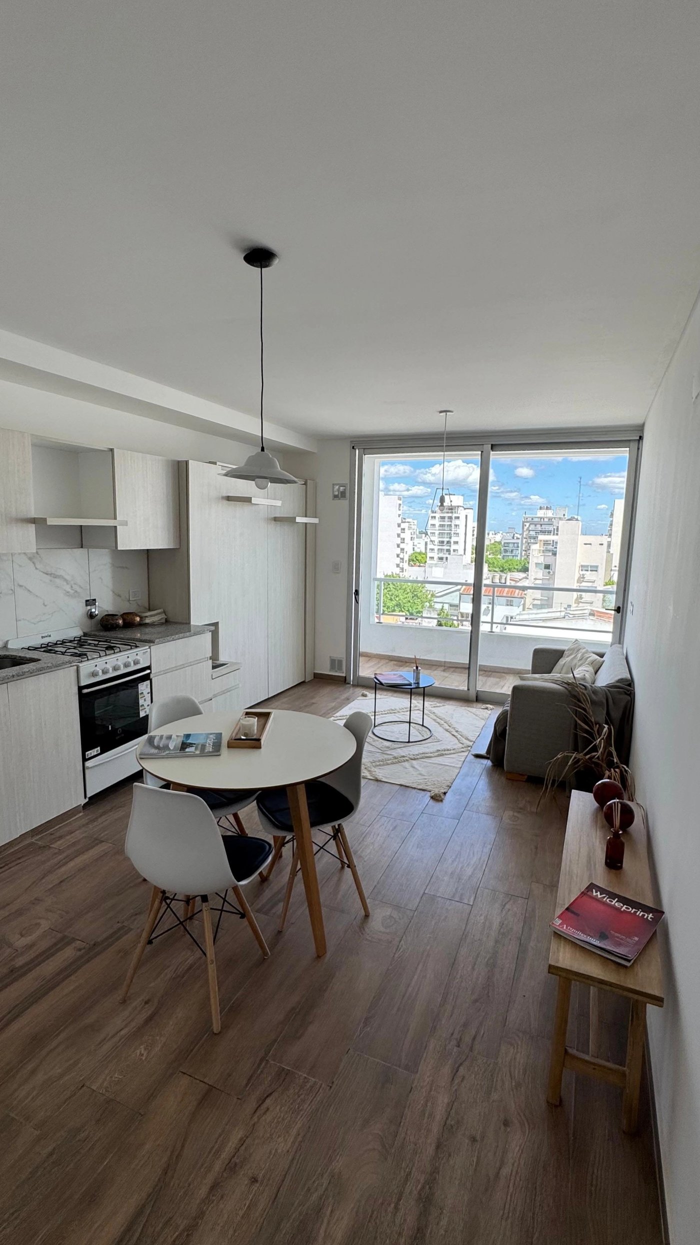 Unidad monoambiente con balcón y cocina integrada