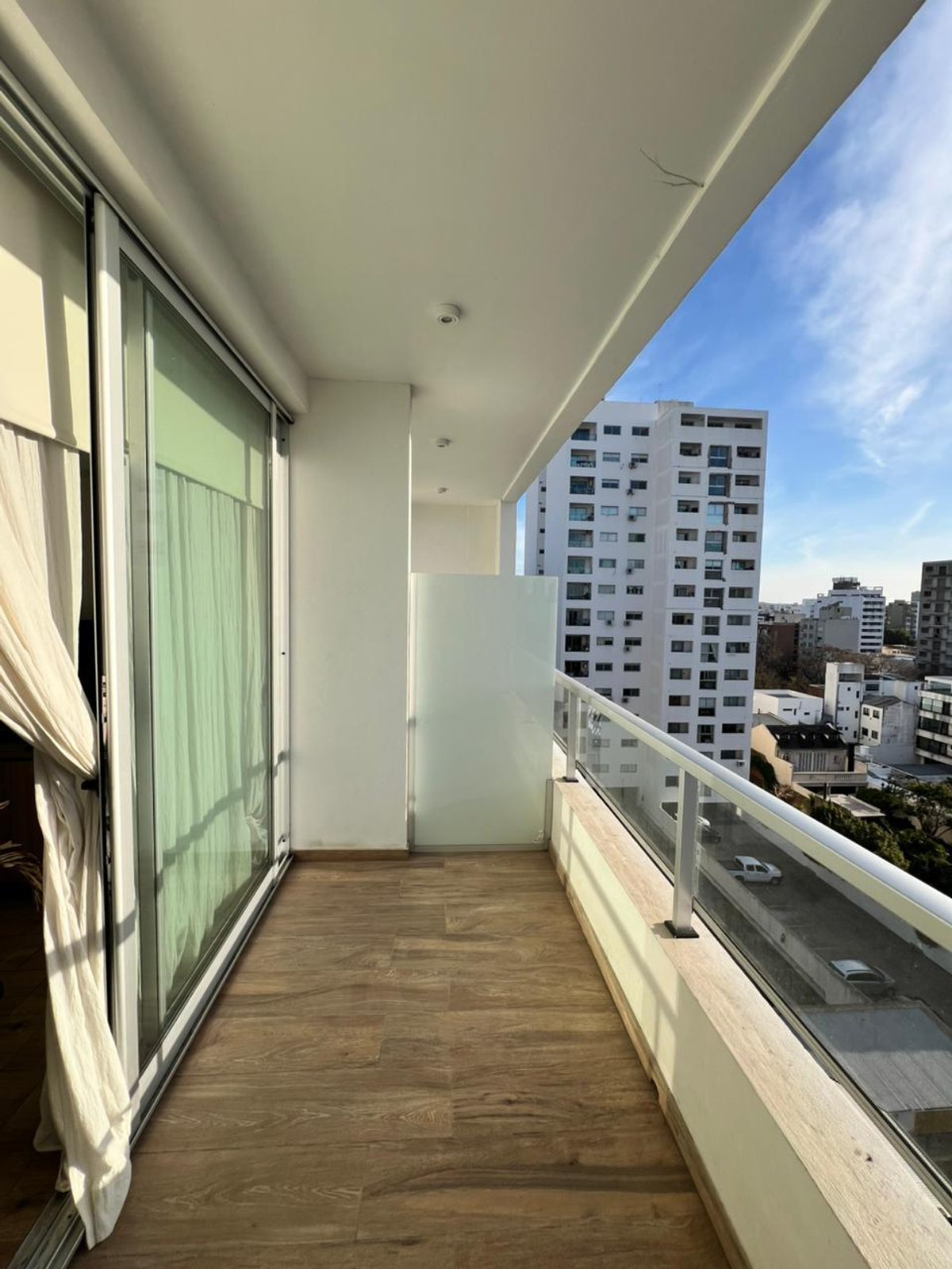 Balcón de unidad monoambiente con vistas urbanas