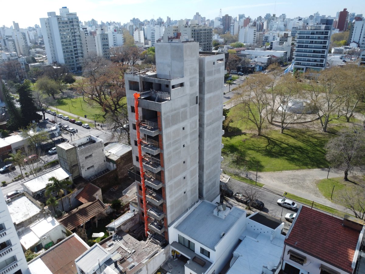 Vista aérea de Anton Plaza durante la ejecución de la estructura, con relación directa a Plaza Belgrano y al tejido urbano de La Plata.