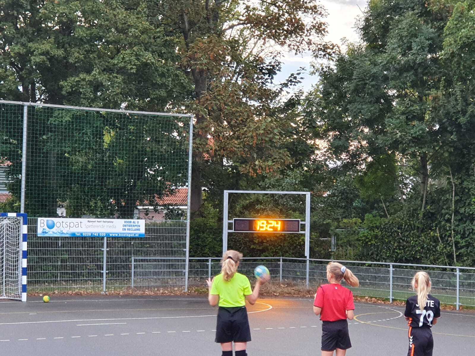 Plaatsen stellage voor scorebord