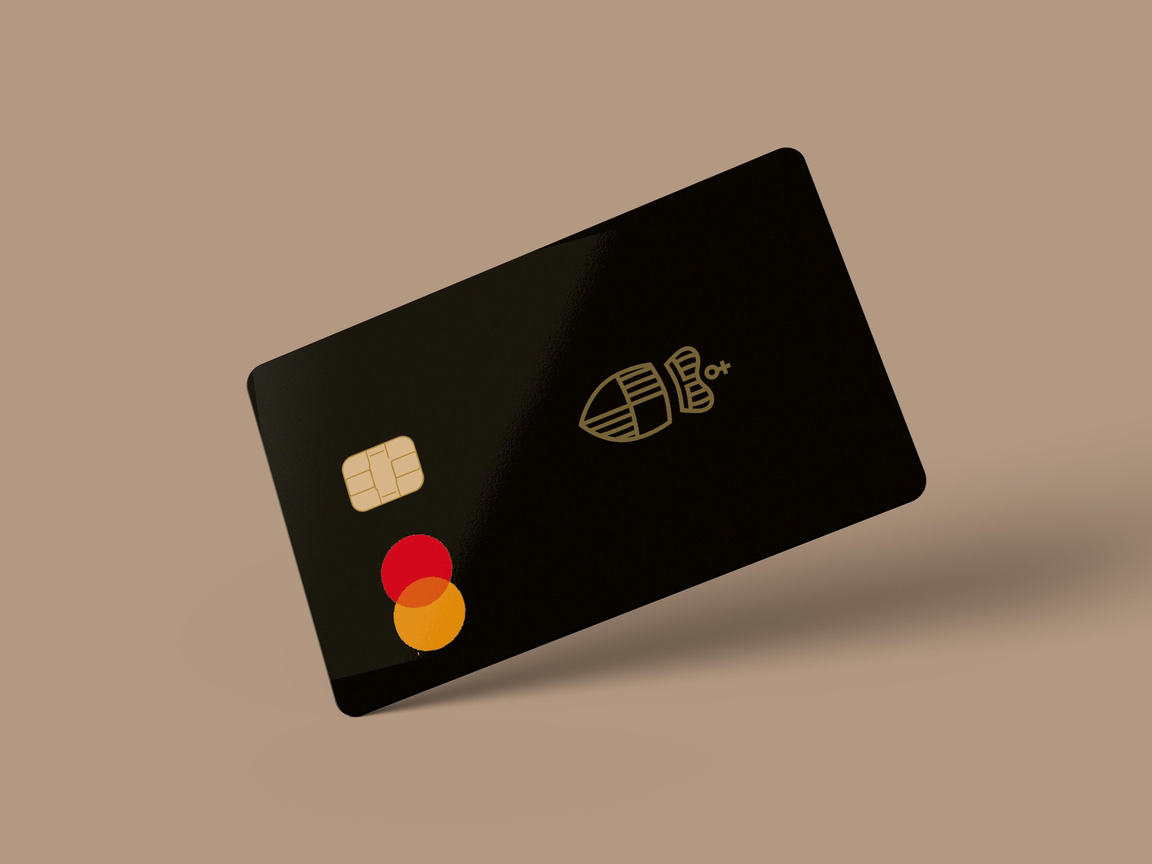 Schwarze Mastercard Gold Kreditkarte mit goldenem Wappen und Chip auf beigem Hintergrund