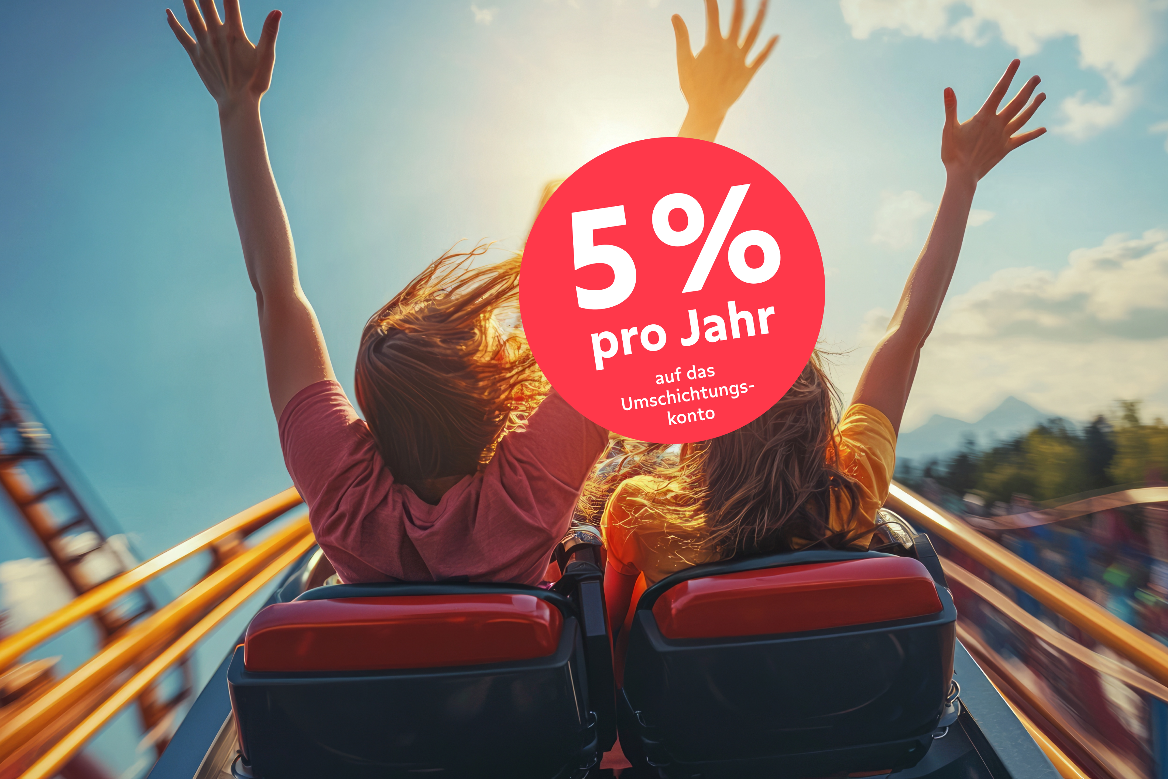 Zwei Personen mit erhobenen Armen fahren Achterbahn bei Sonnenschein, roter Kreis mit Text '5% pro Jahr auf das Umschichtungskonto'