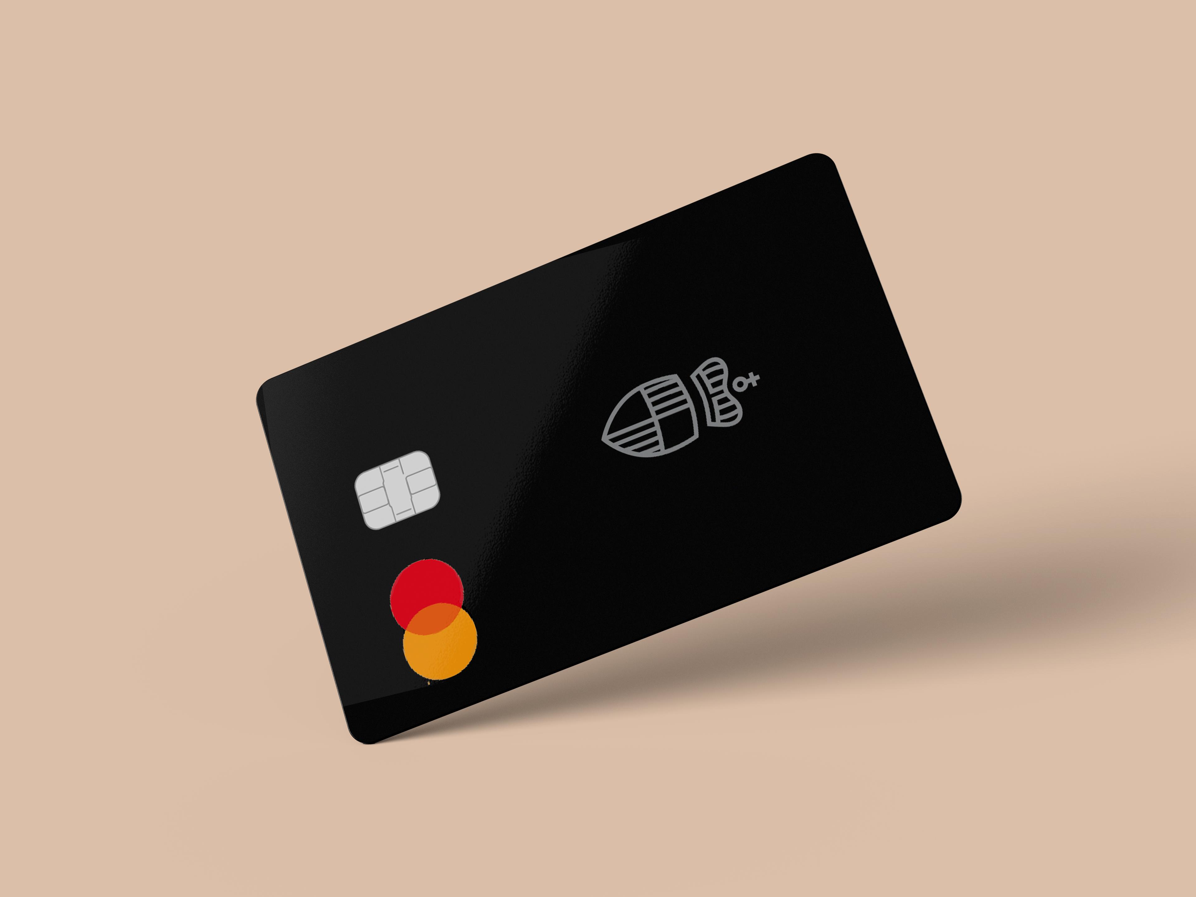 Schwarze Mastercard Classic Kreditkarte mit silbernen Wappen und Chip auf beigem Hintergrund