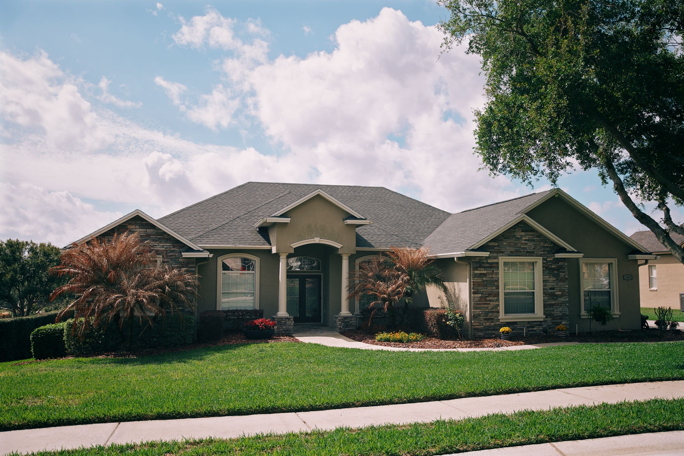 Gullett Roofing: Florida home exterior with roof
