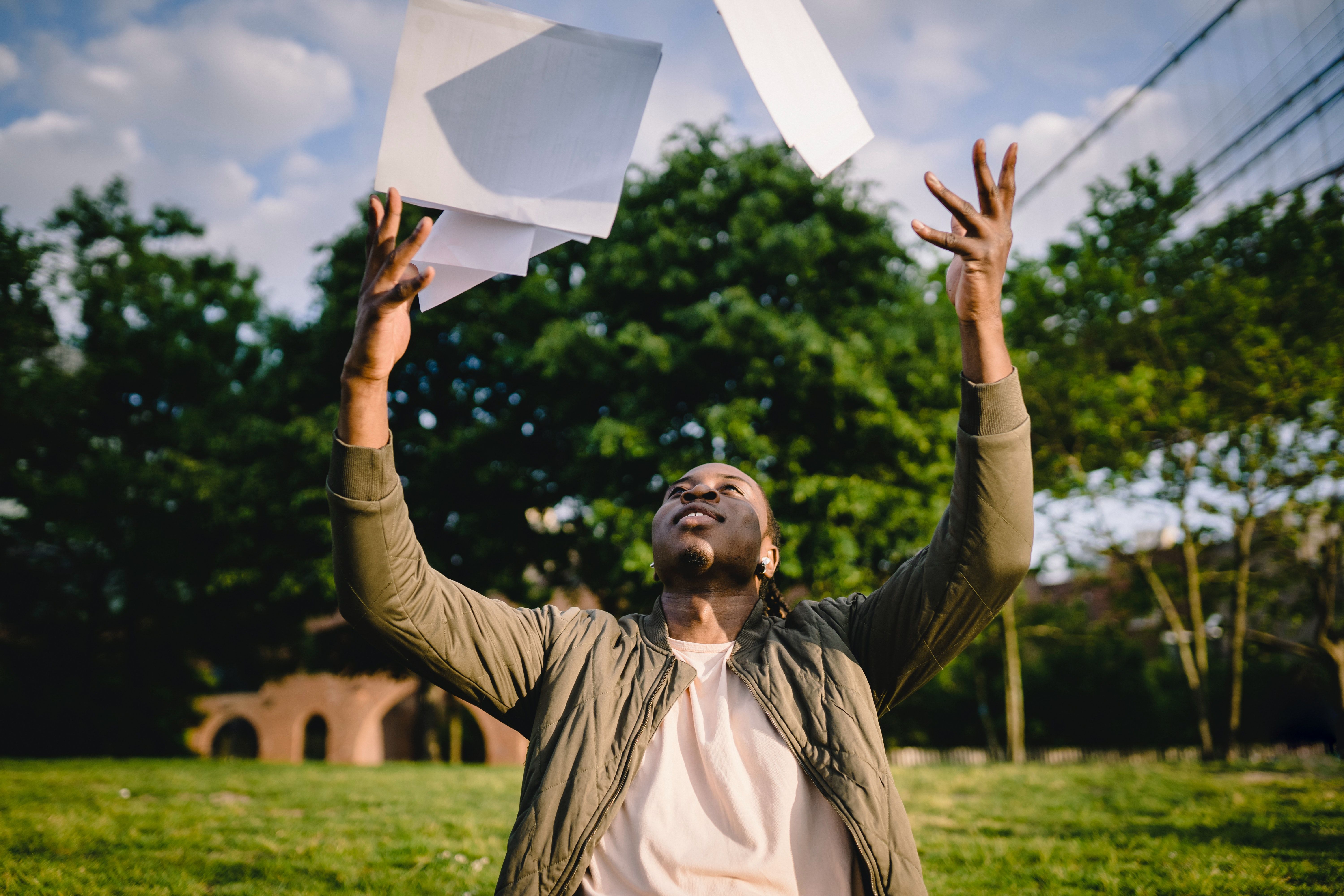 Etudiant avec papier en l'air