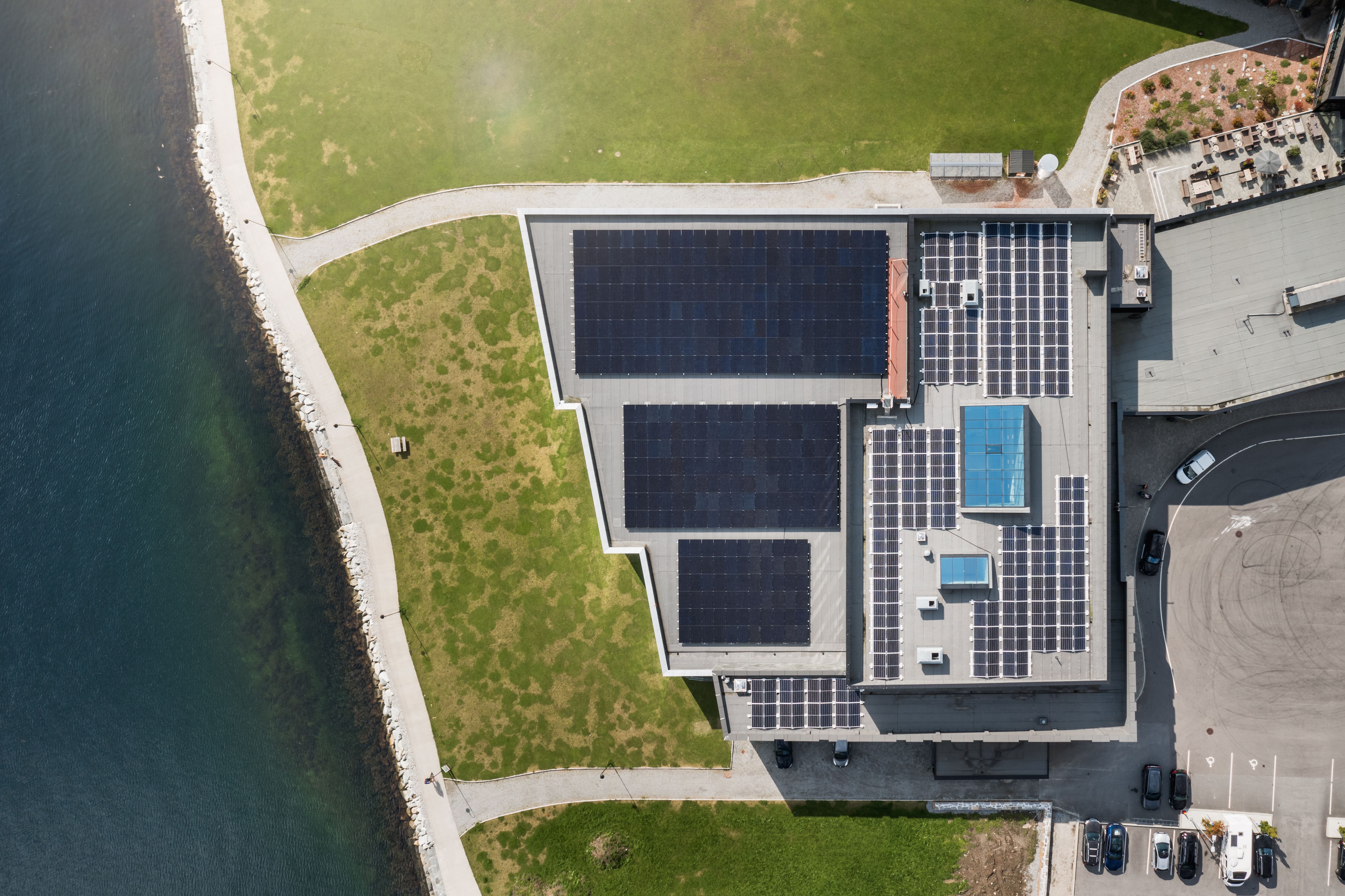 Solcelleanlegg på Hardangerbadet sett ovenfra