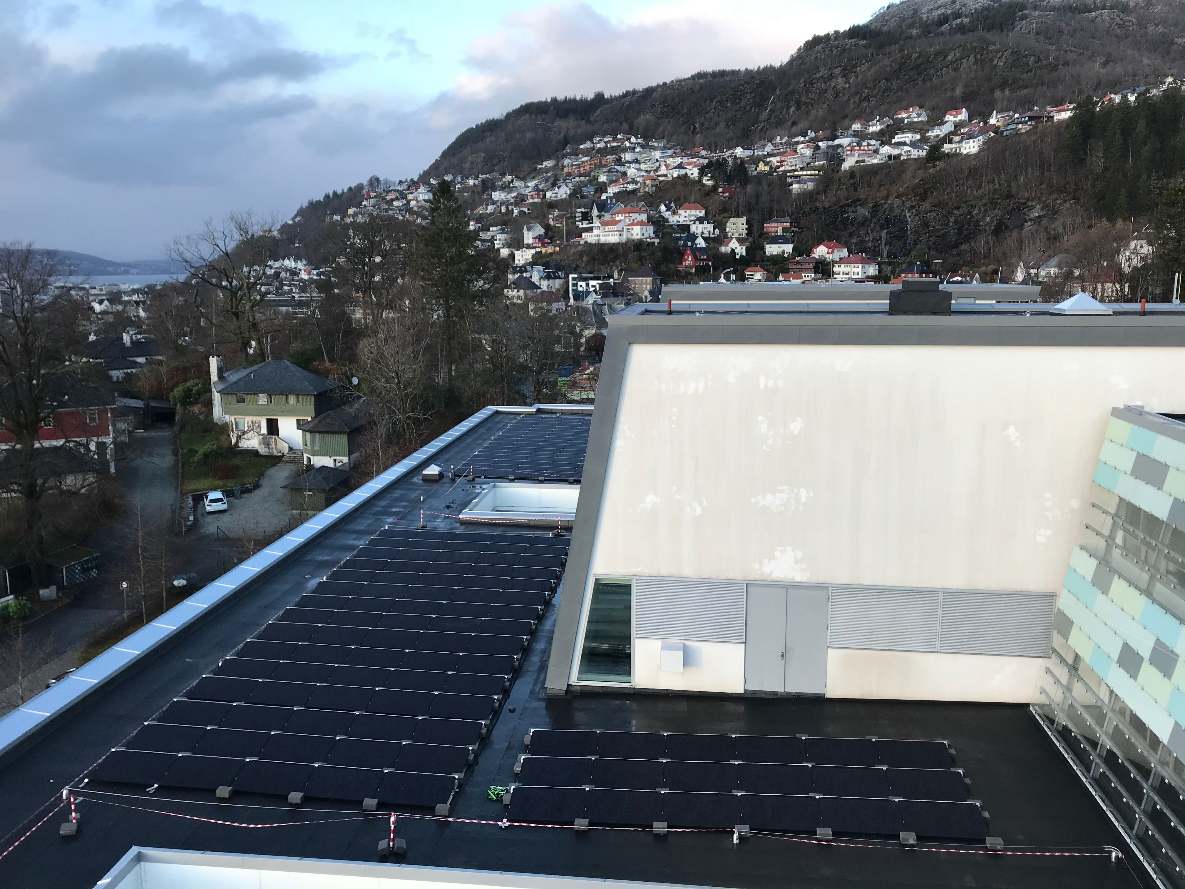 Solcelleanlegg på taket av Institutt for klinisk odontologi ved Universitetet i Bergen