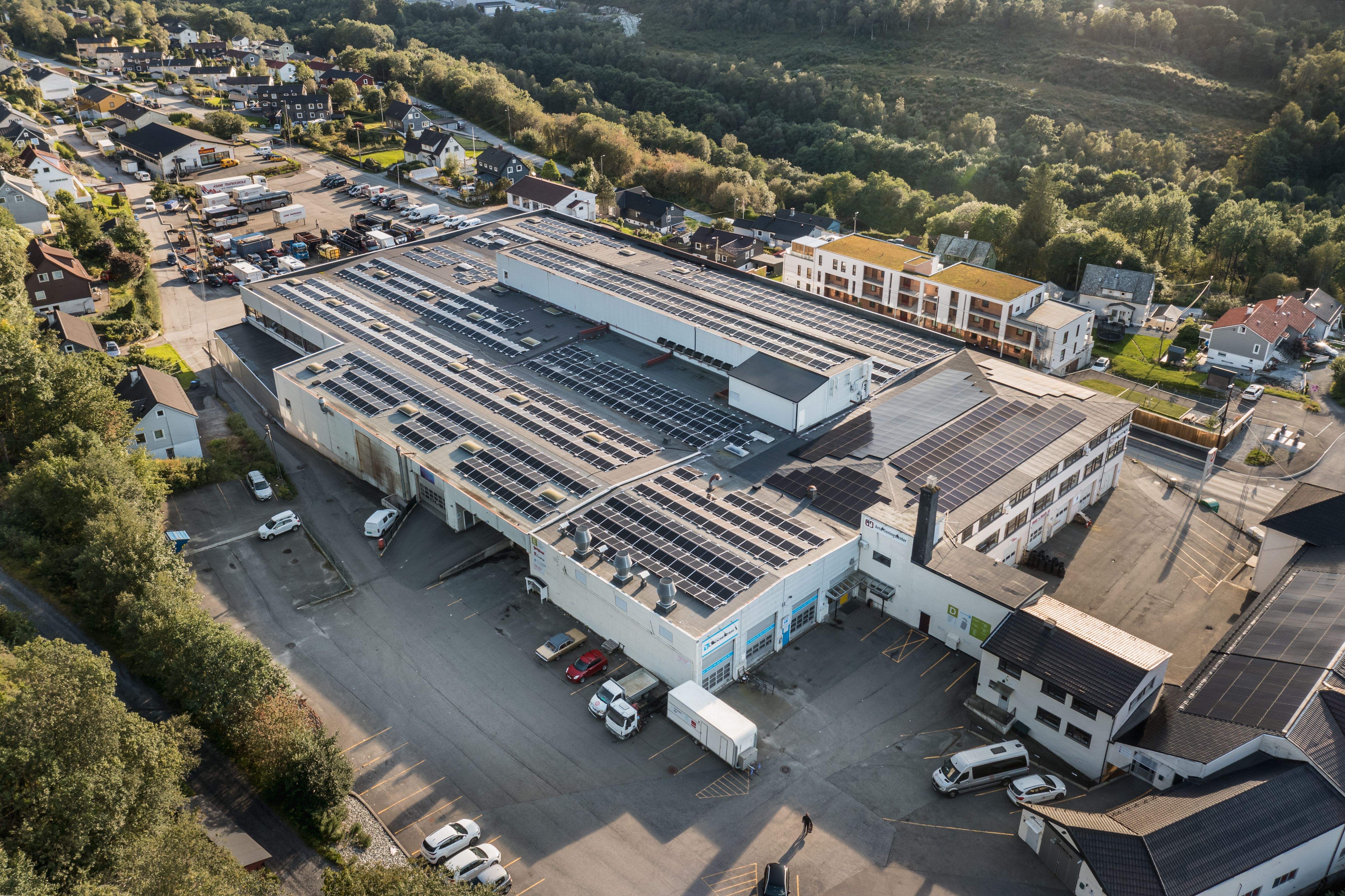 Solcelleanlegg på næringsbygg sett ovenfra