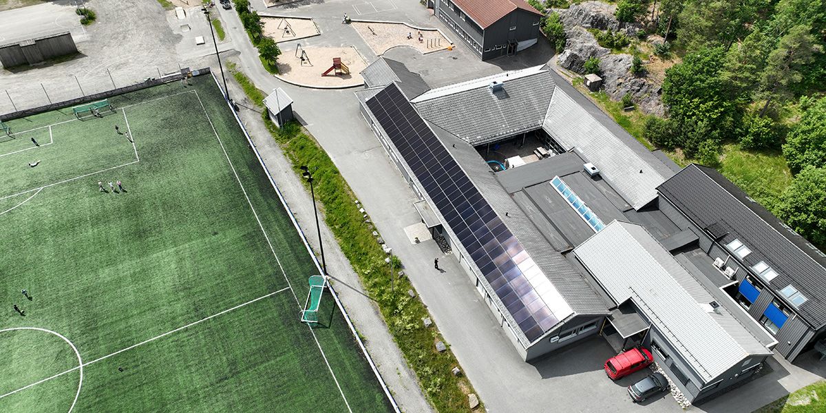 Lunderød skole med solceller på taket