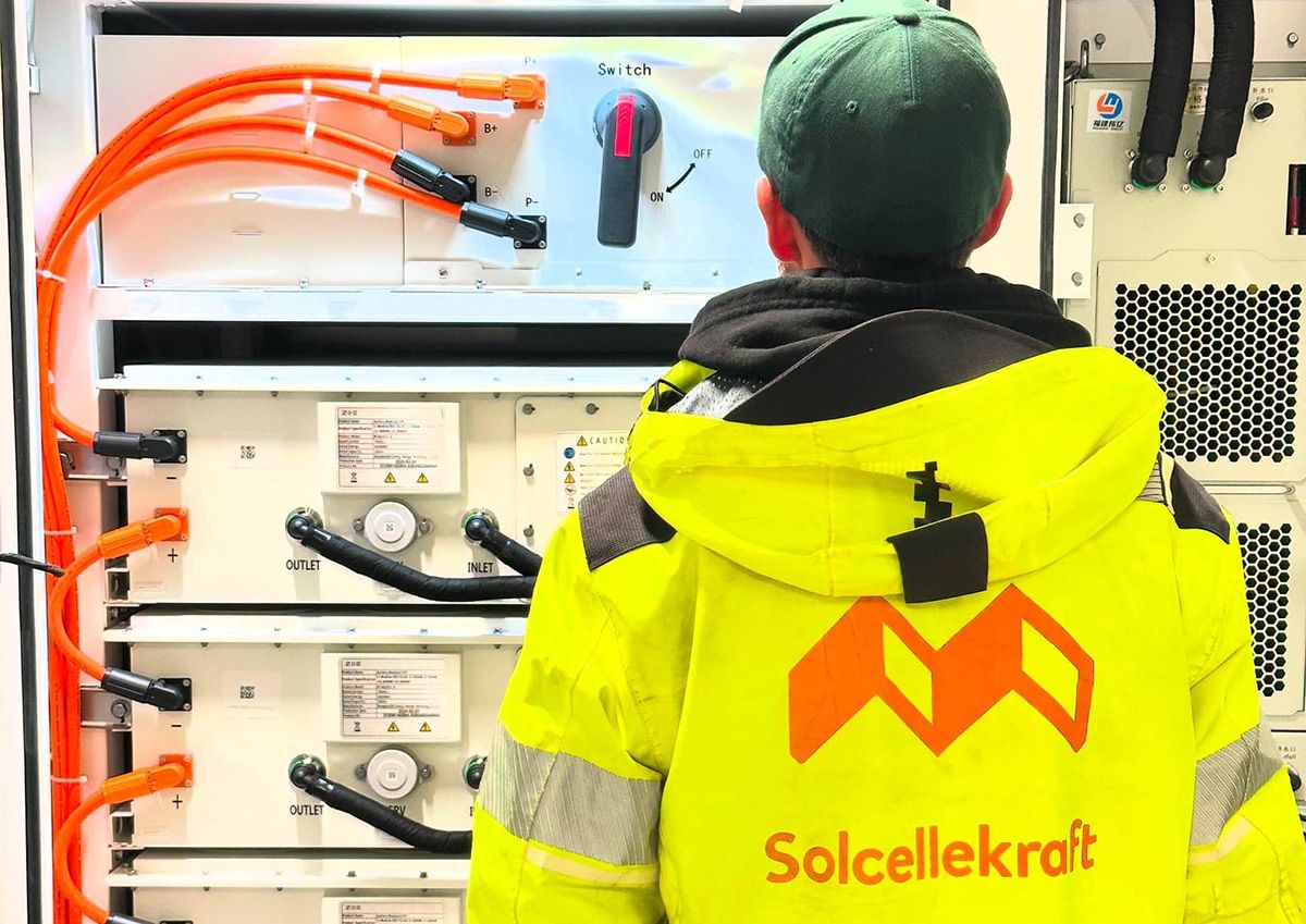 Solcellekraftmontør foran batteriskap tilkoblet solcelleanlegg 
