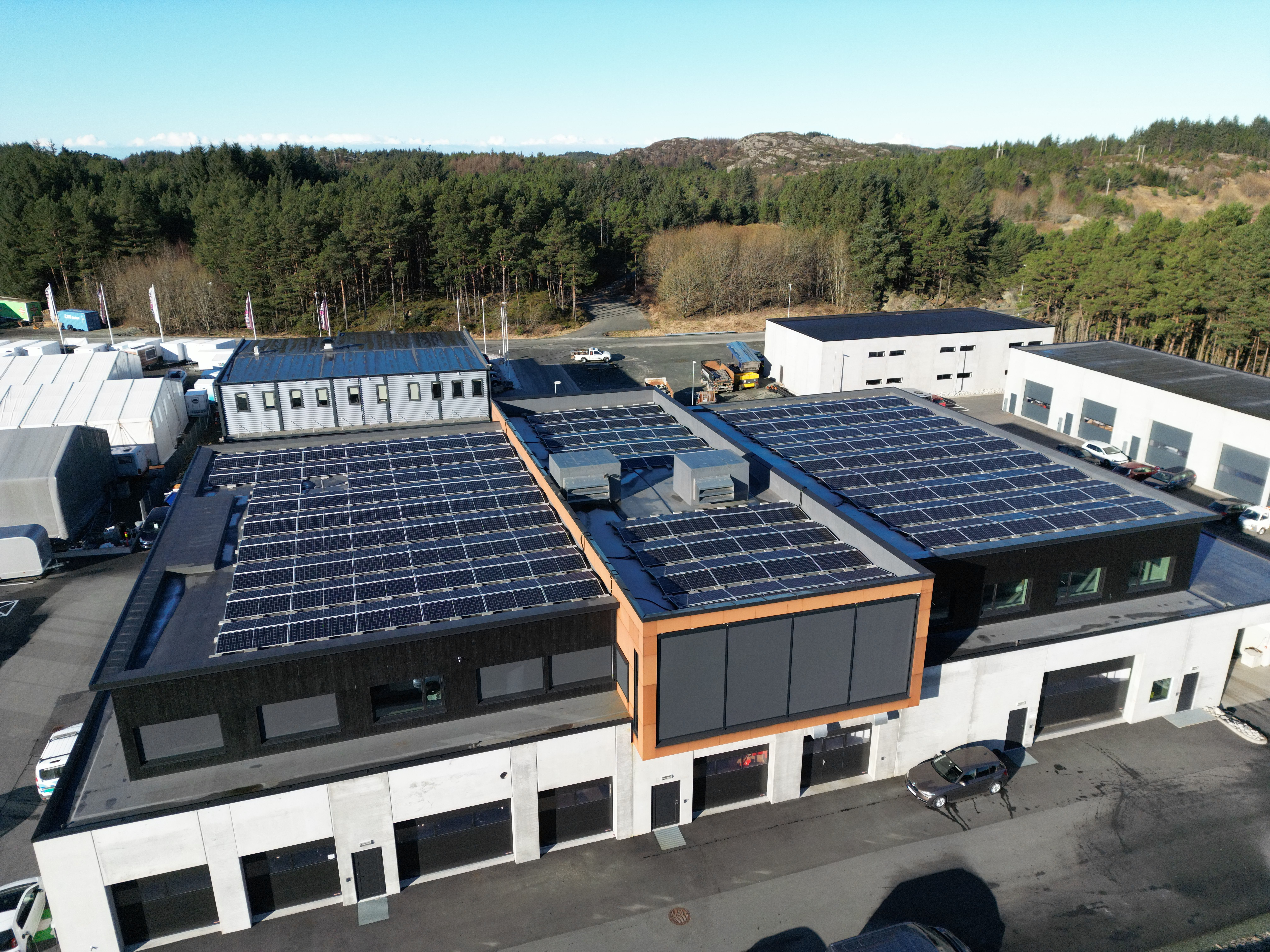 Flatt tak sett ovenfra med solcelleanlegg installert