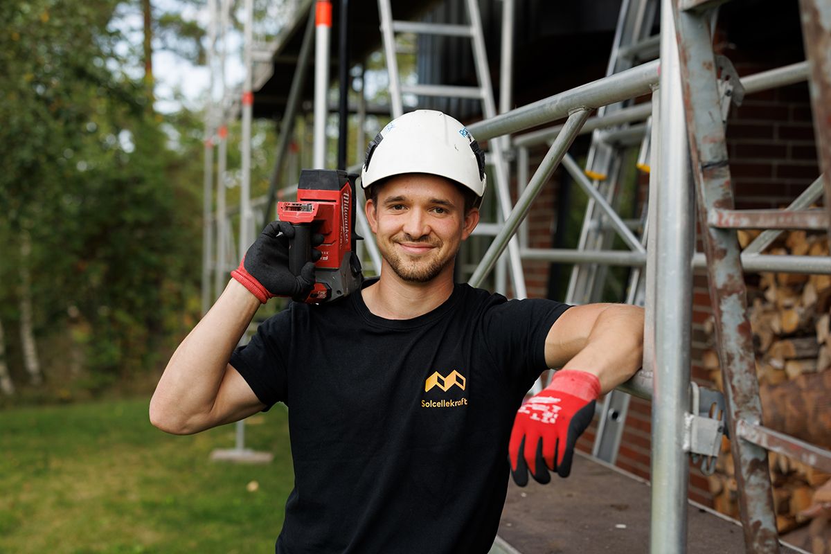 Sertifisert elektriker som jobber på solcelleanlegg på enebolig