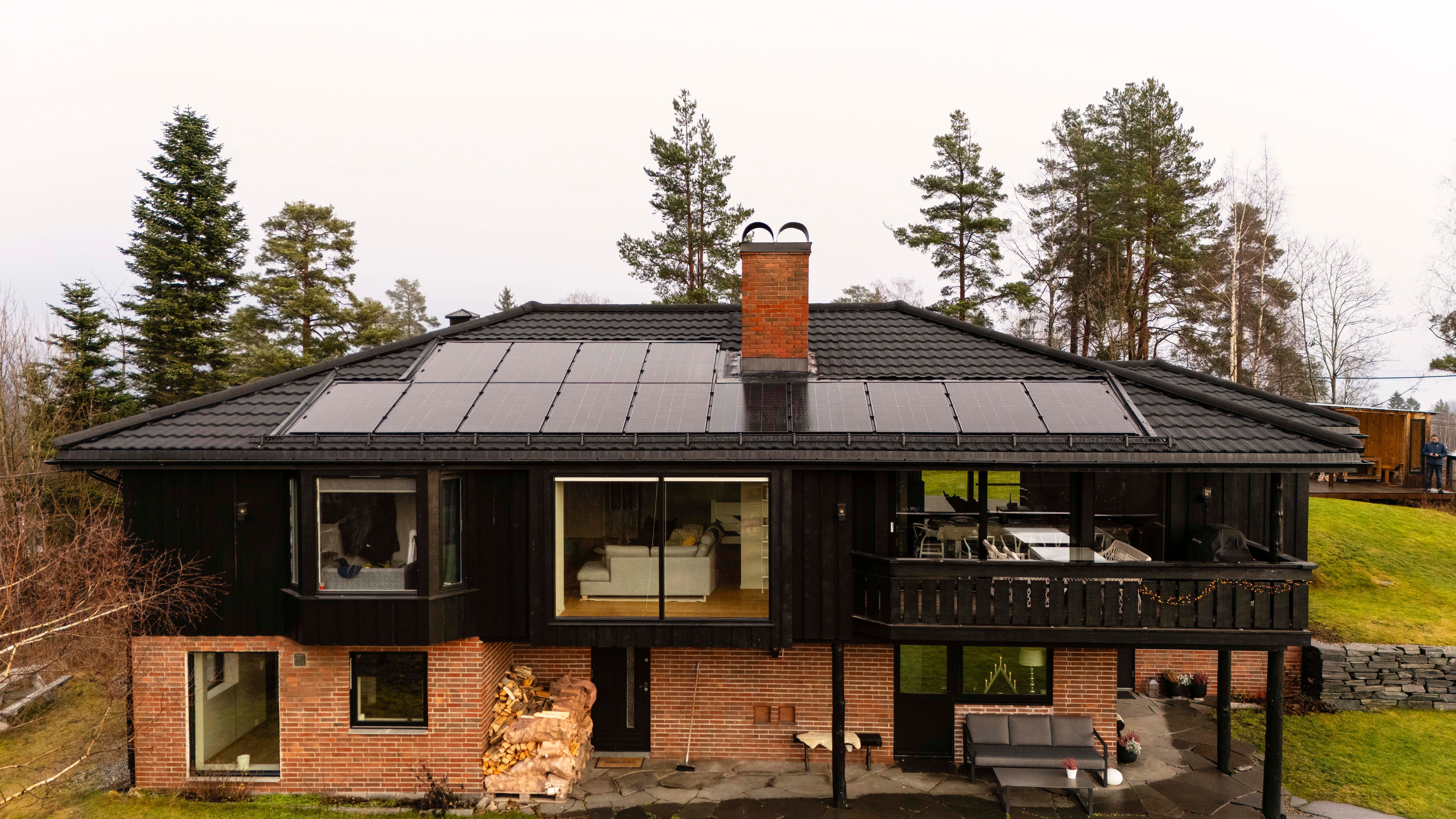 Baksiden av hus med nytt tak og integrerte solceller