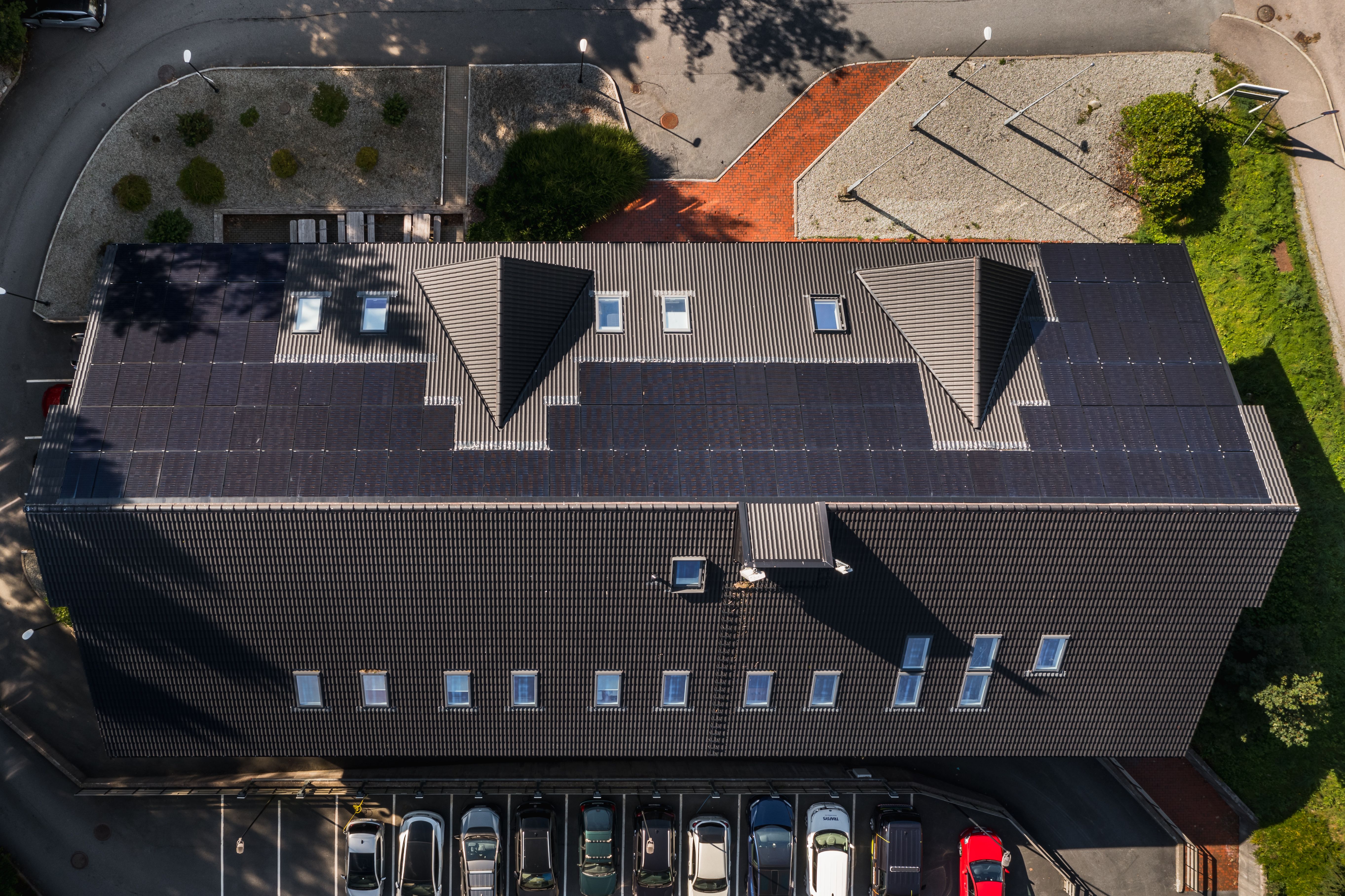Integrert solcelleanlegg på næringsbygg sett ovenfra