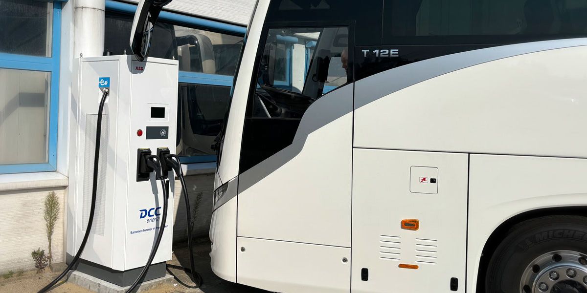 Elektrisk buss lades på hurtigladestasjon ved næringsbygg – eksempel på ladeløsning for bedrifter fra Solcellekraft