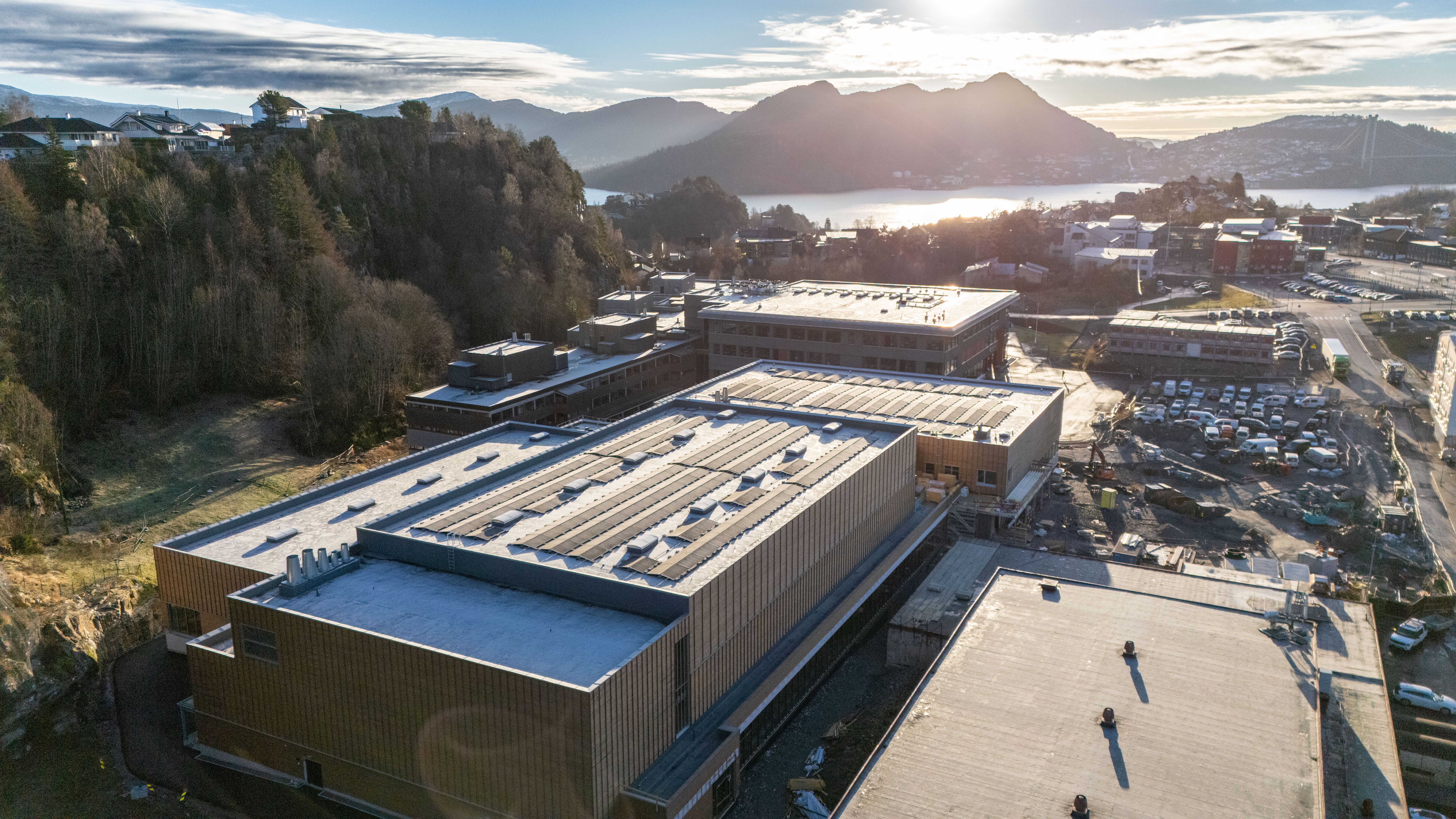 Solceller på nybygget idrett og svømmehall levert av Solcellekraft