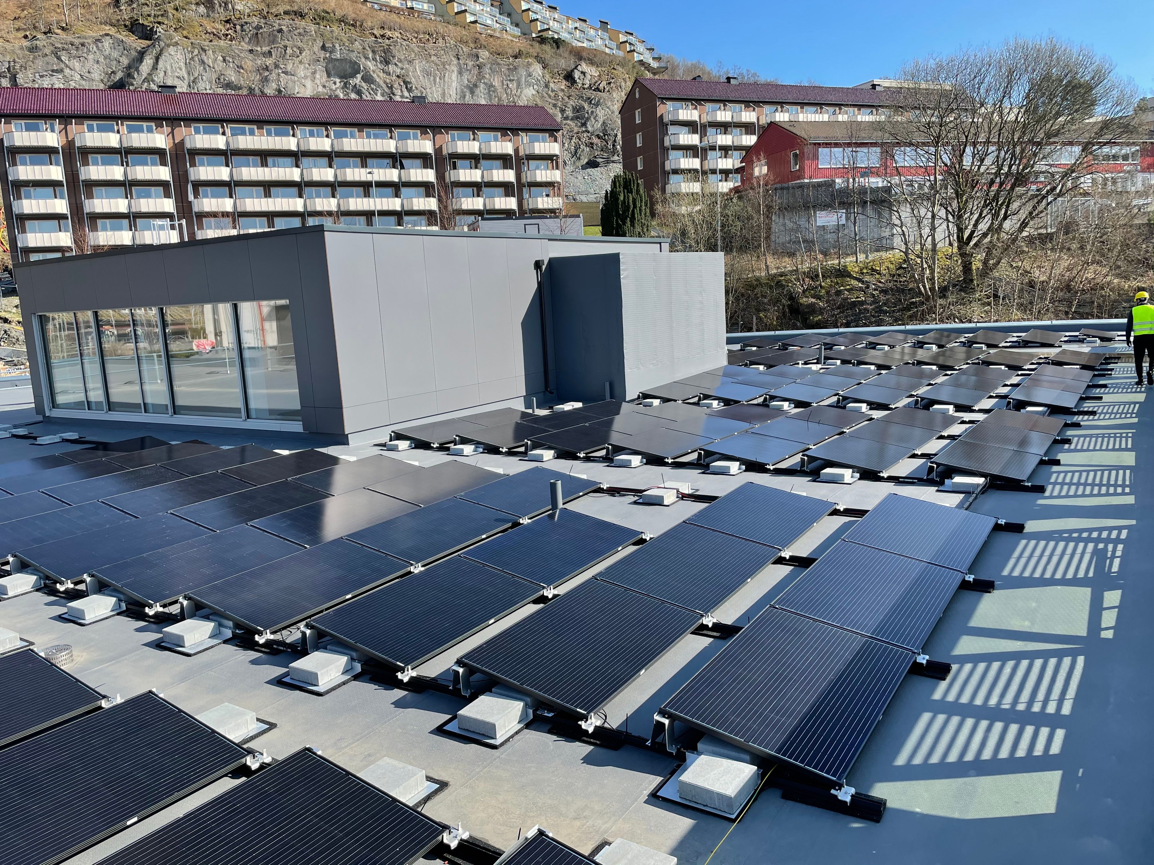 Solcelleanlegg på taket av Institutt for biomedisin ved Universitetet i Bergen