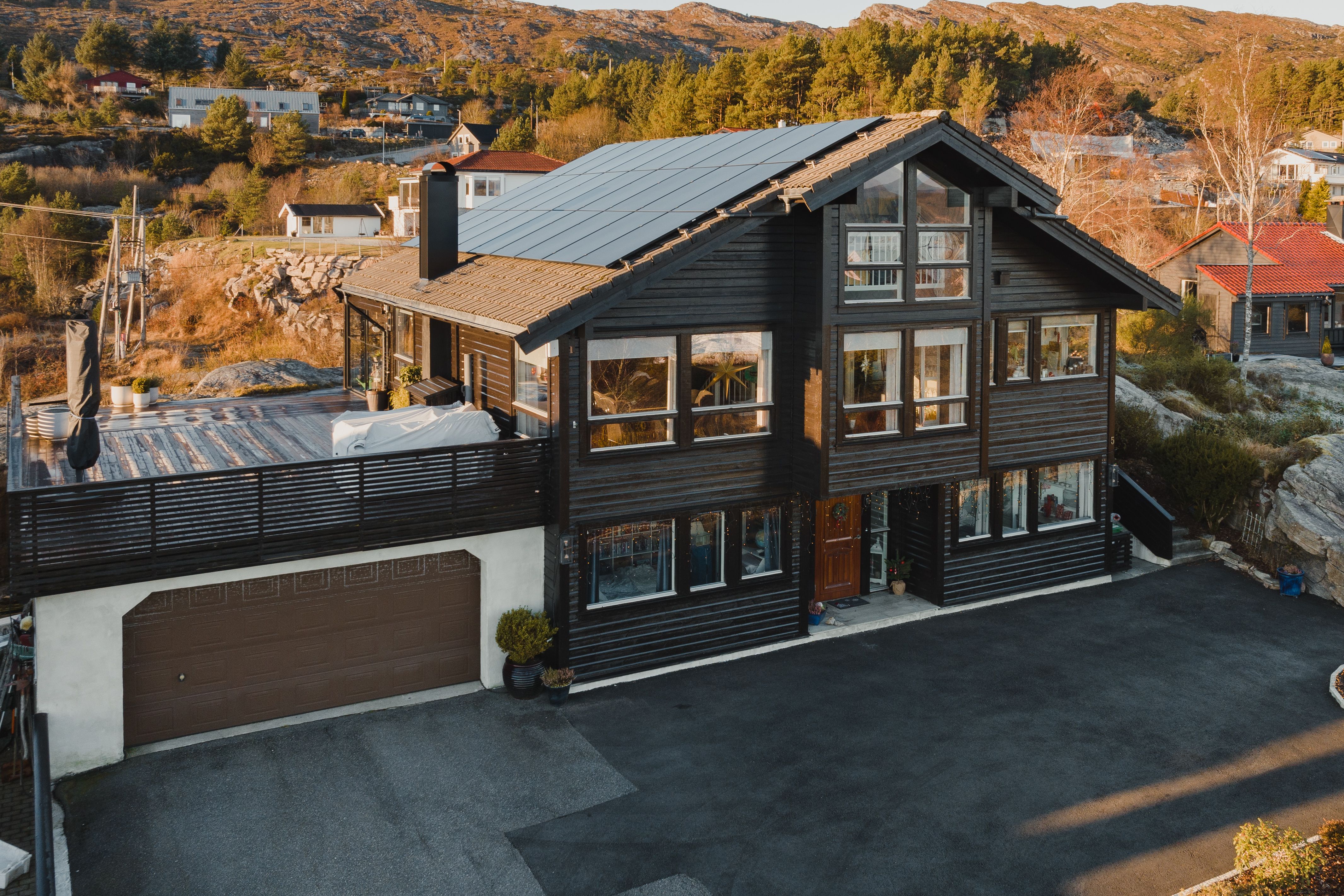 Hus med solceller på taket. Alternativ vinkel