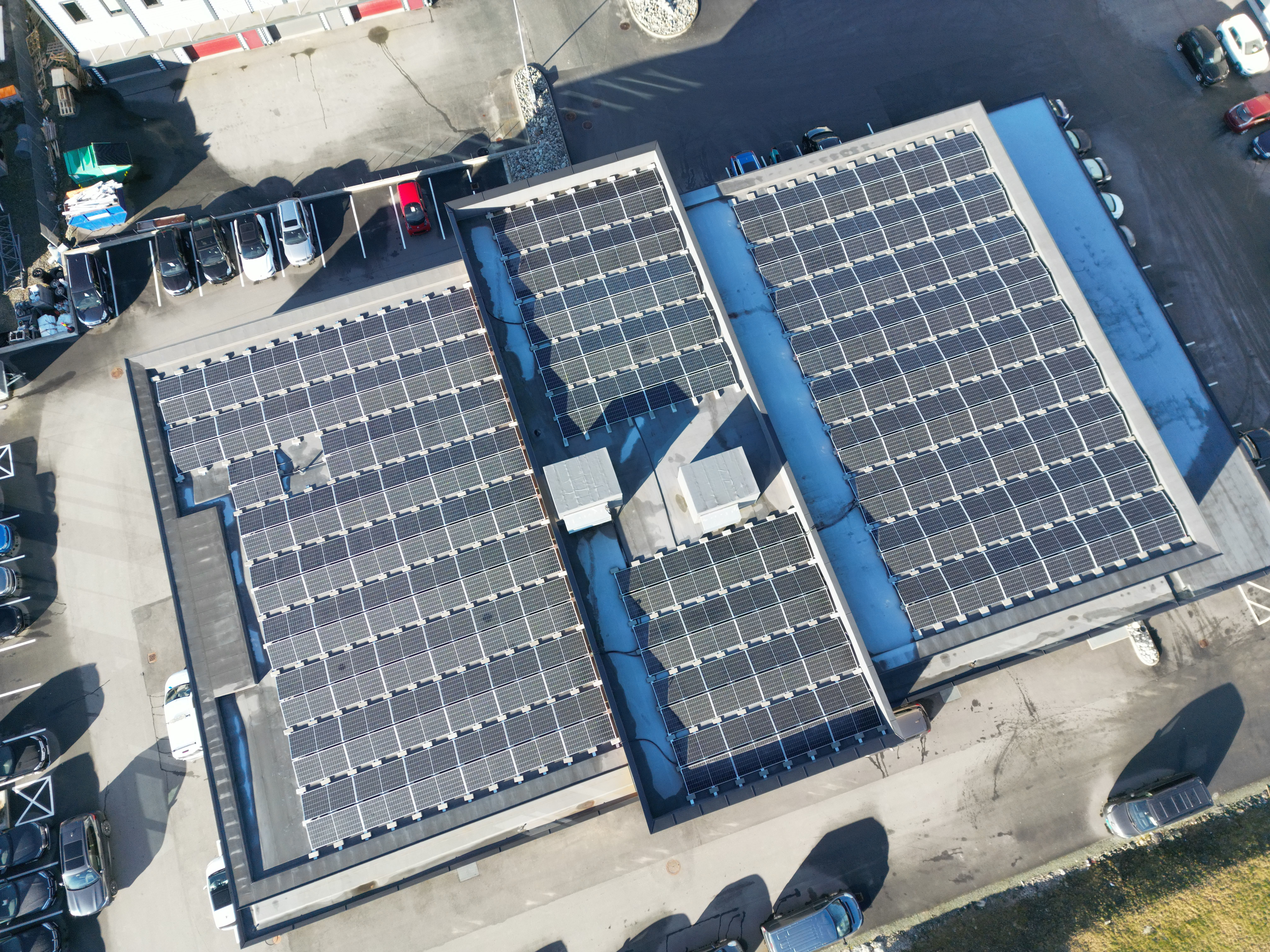 Dronefoto av næringsbygg med solcelleanlegg på taket