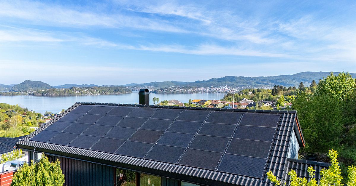 Tak med ferdig monterte solceller – eksempel på installasjon og kostnad i 2026