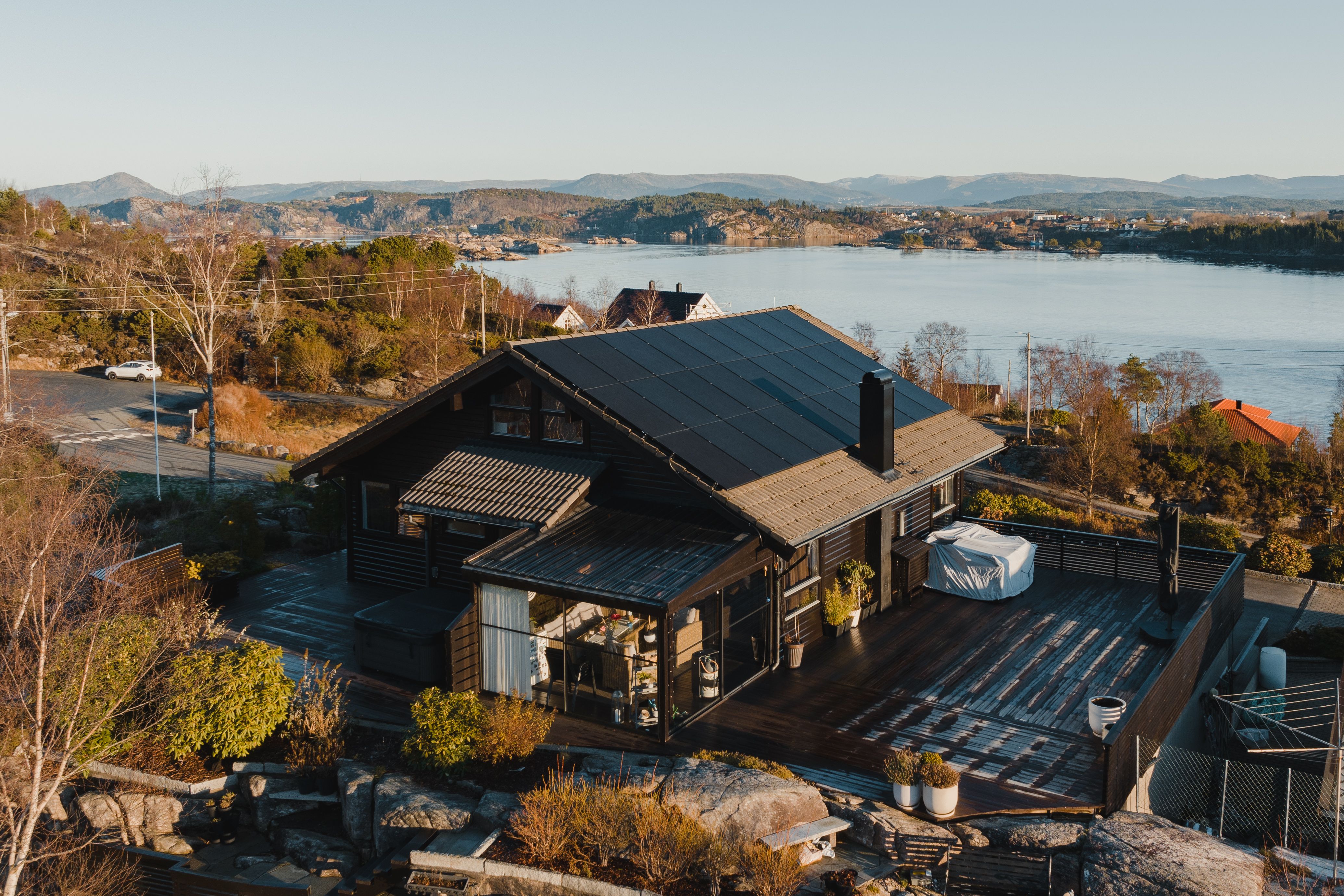 Et hus med solcelleanlegg på taket