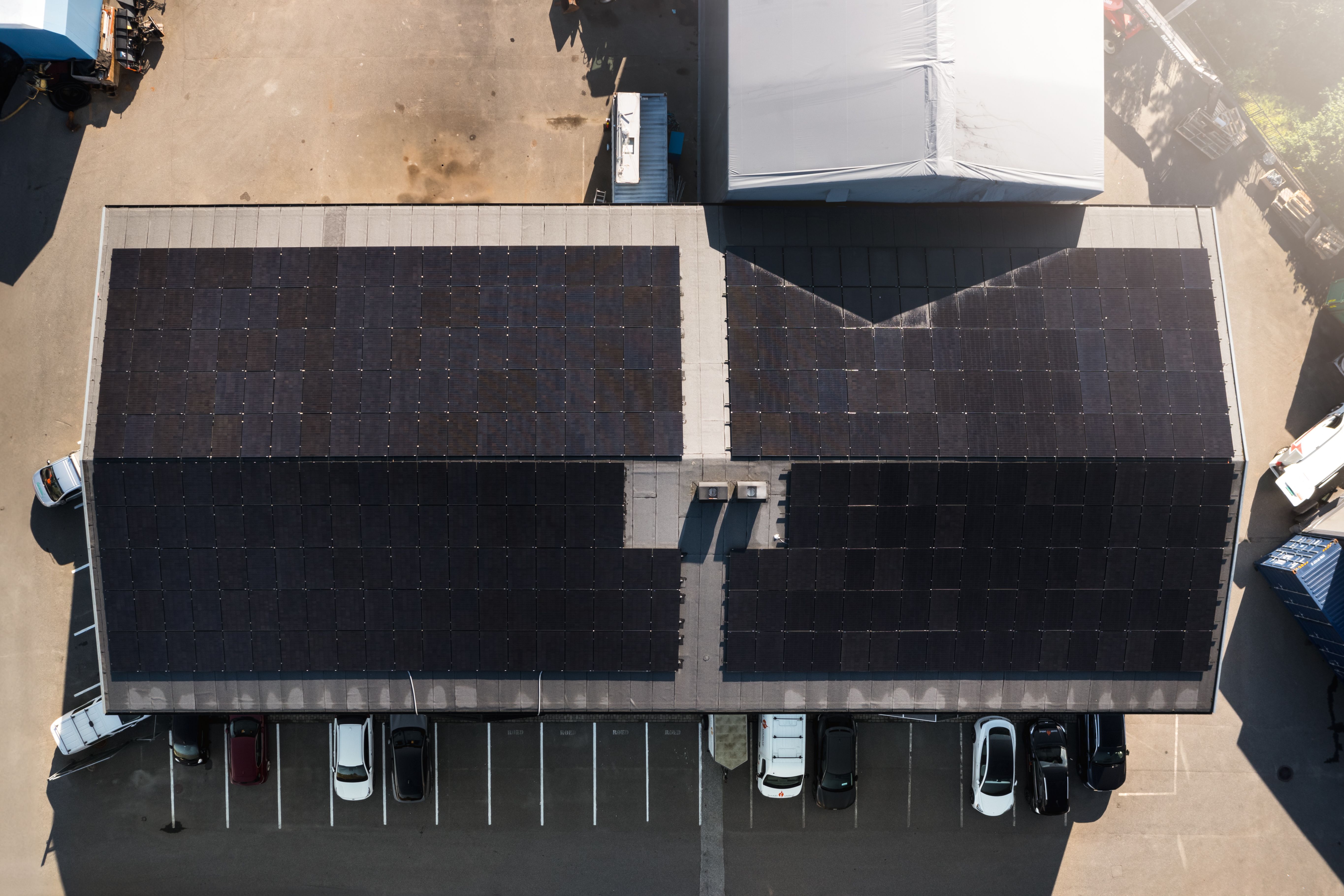 Solcelleanlegg på næringsbygg sett ovenfra