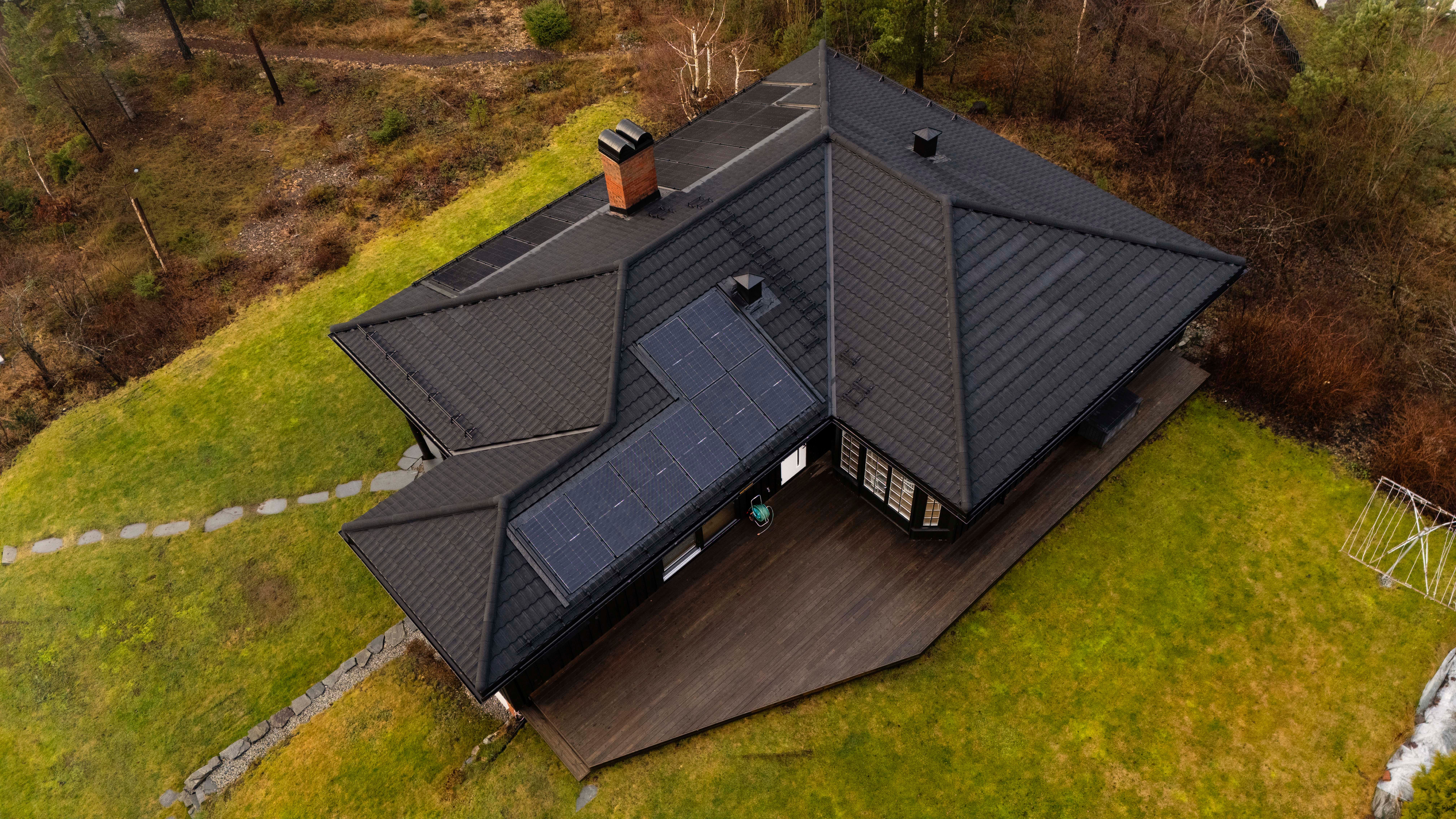 Integrerte solceller installert sammen med takbytte utført av Solcellekraft 