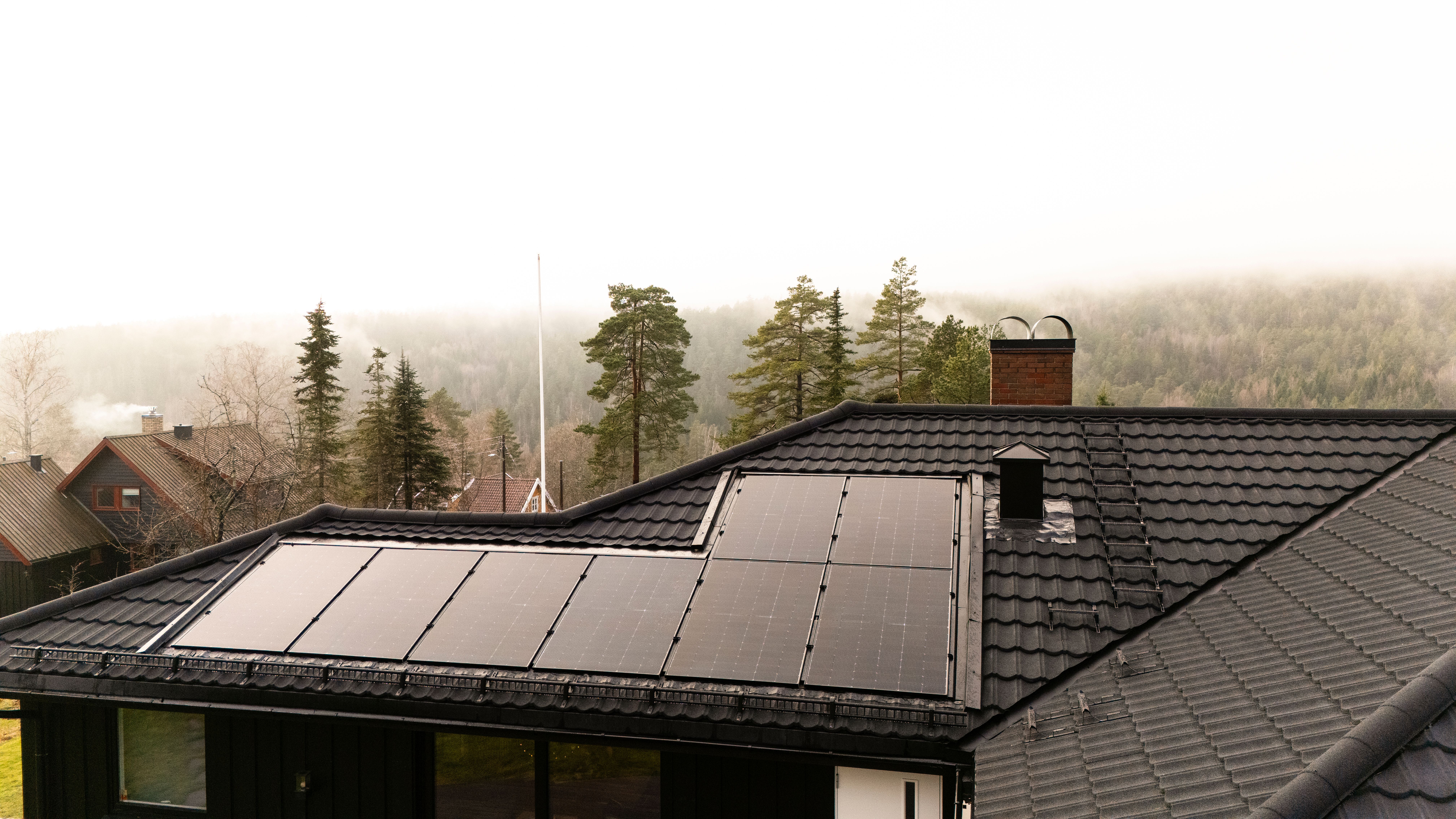 Solcelletak med integrerte solceller som erstatter takstein