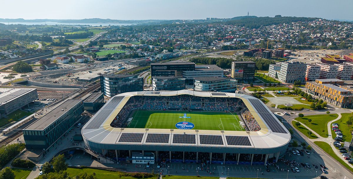 Viking Stadion med solcelleanlegg levert av Solcellekraft – les mer om solceller for bedrifter og næringsbygg.