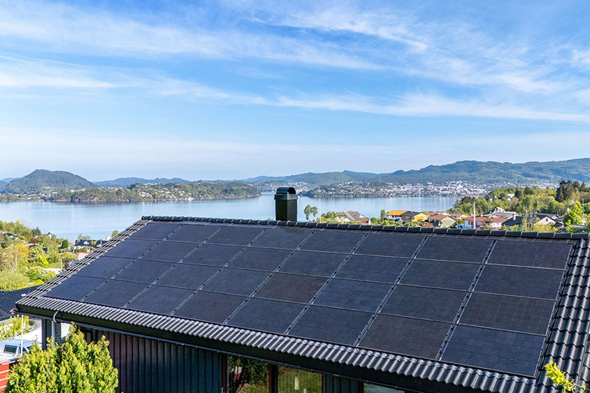 Solcelleanlegg på taket i Hordvik i Bergen 
