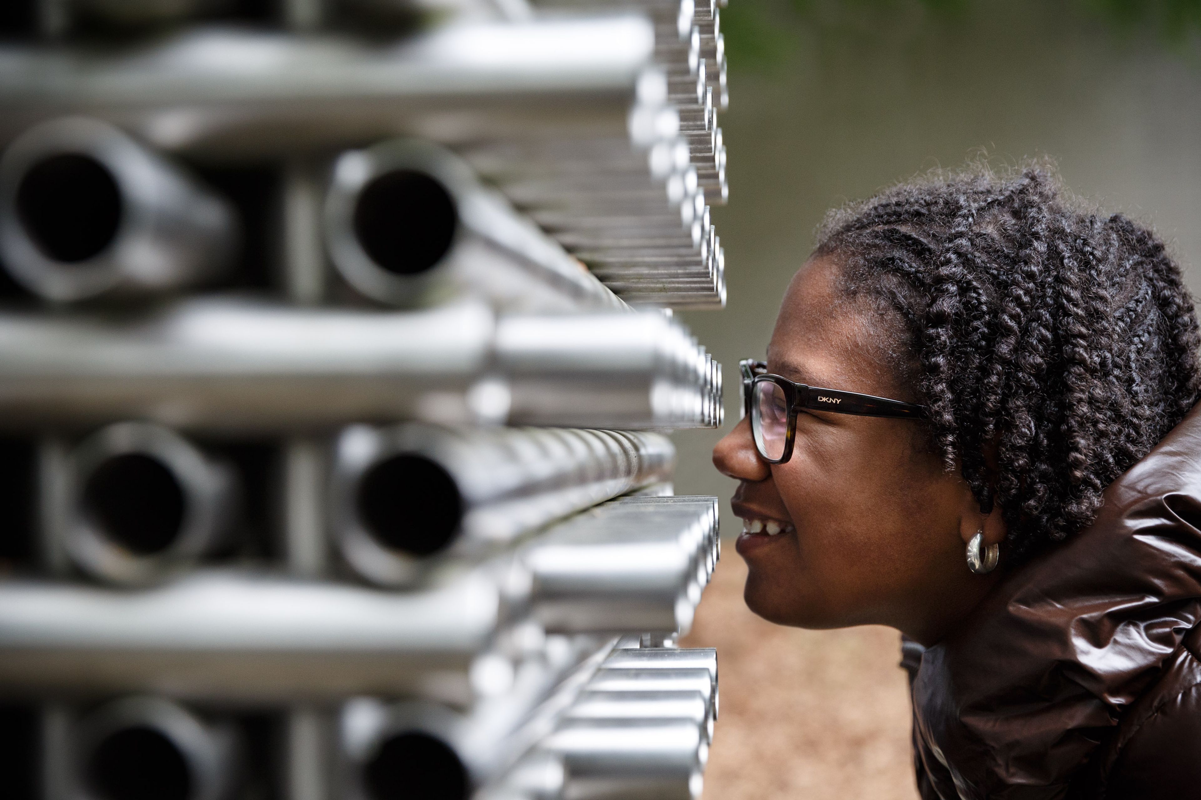 Kind kijkt door een metalen beeld met openingen