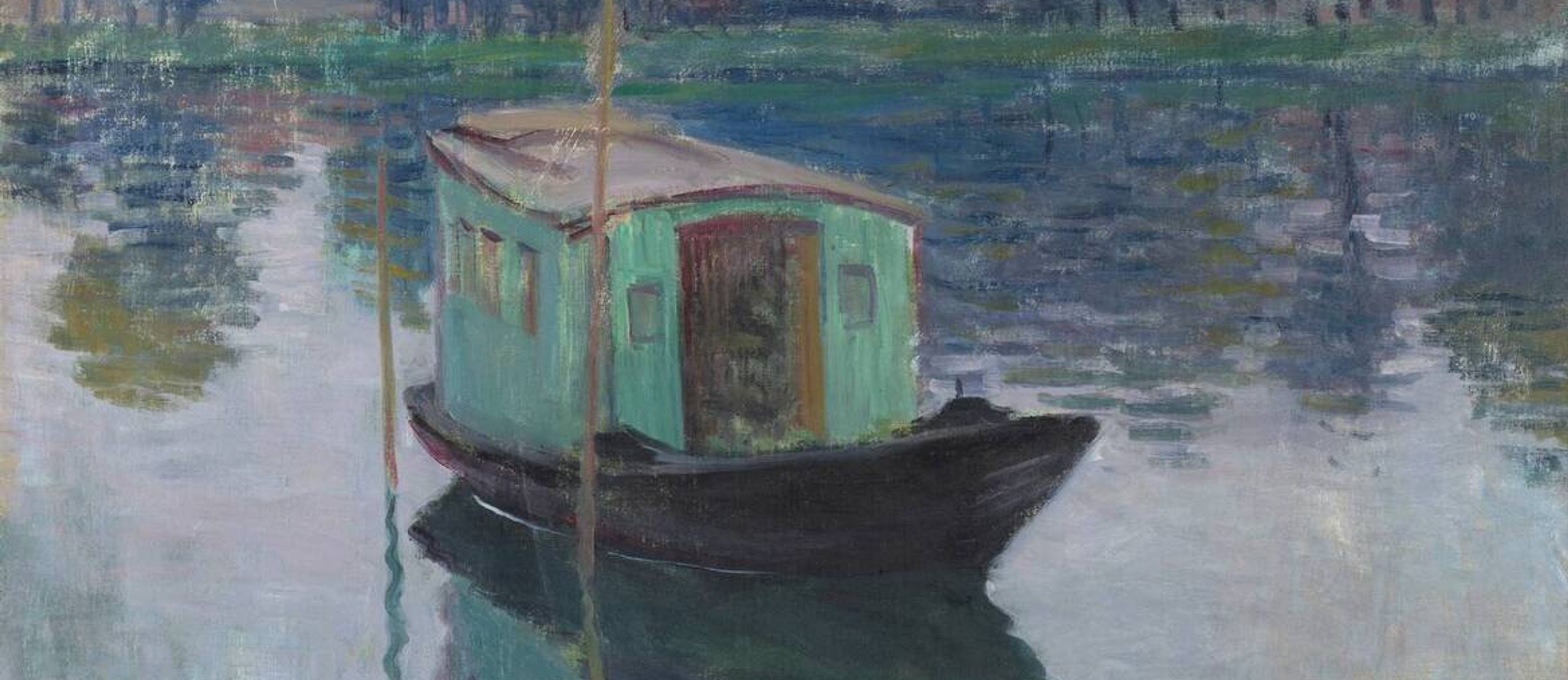 Schilderij van een groene boot die rustig op een rivier drijft, omlijst door bomen. Schilderij heeft zachte, gedempte kleuren en reflecties in het water