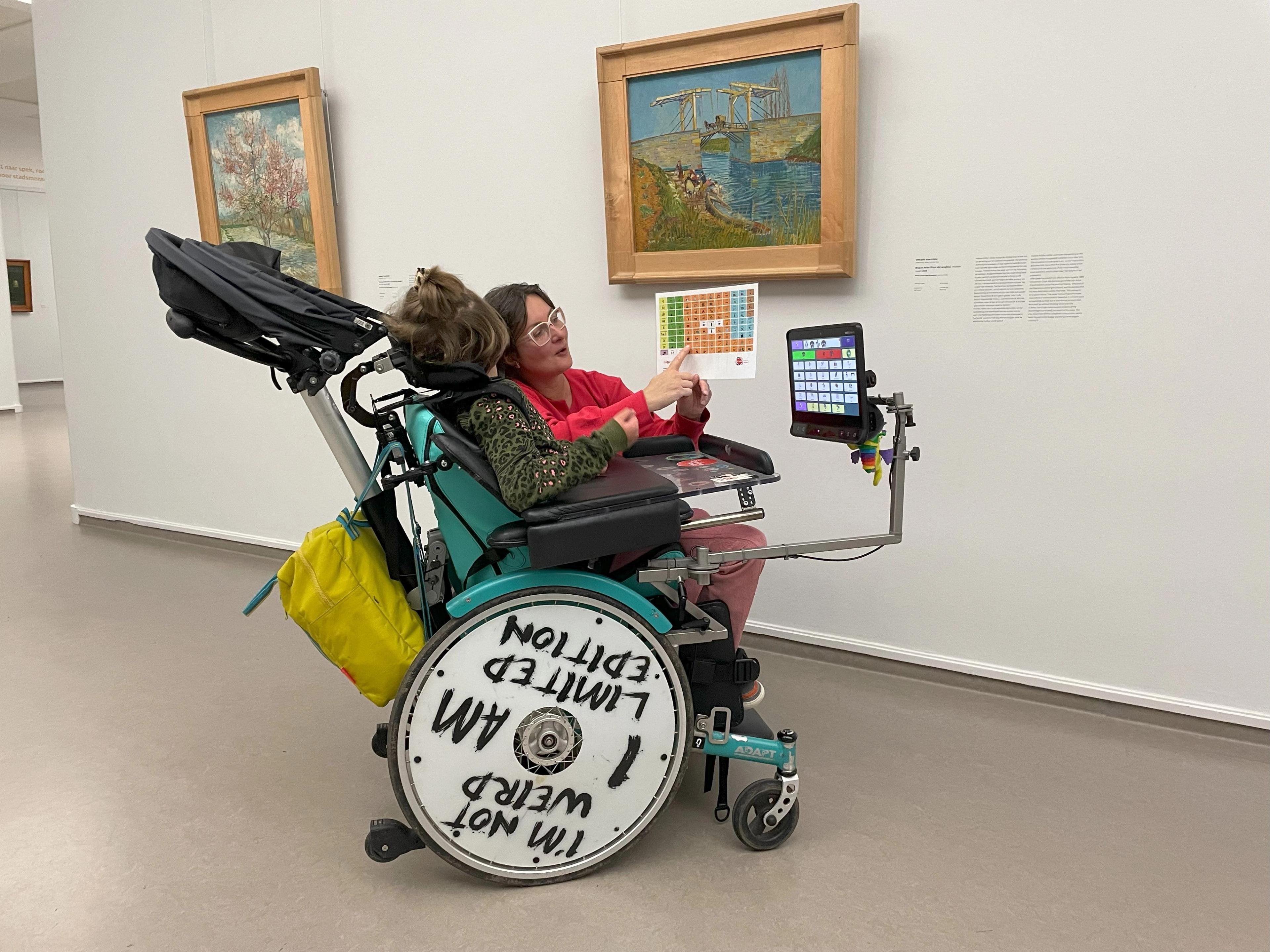 Bezoeker en kind in een rolstoel gebruiken de picto museumkaart