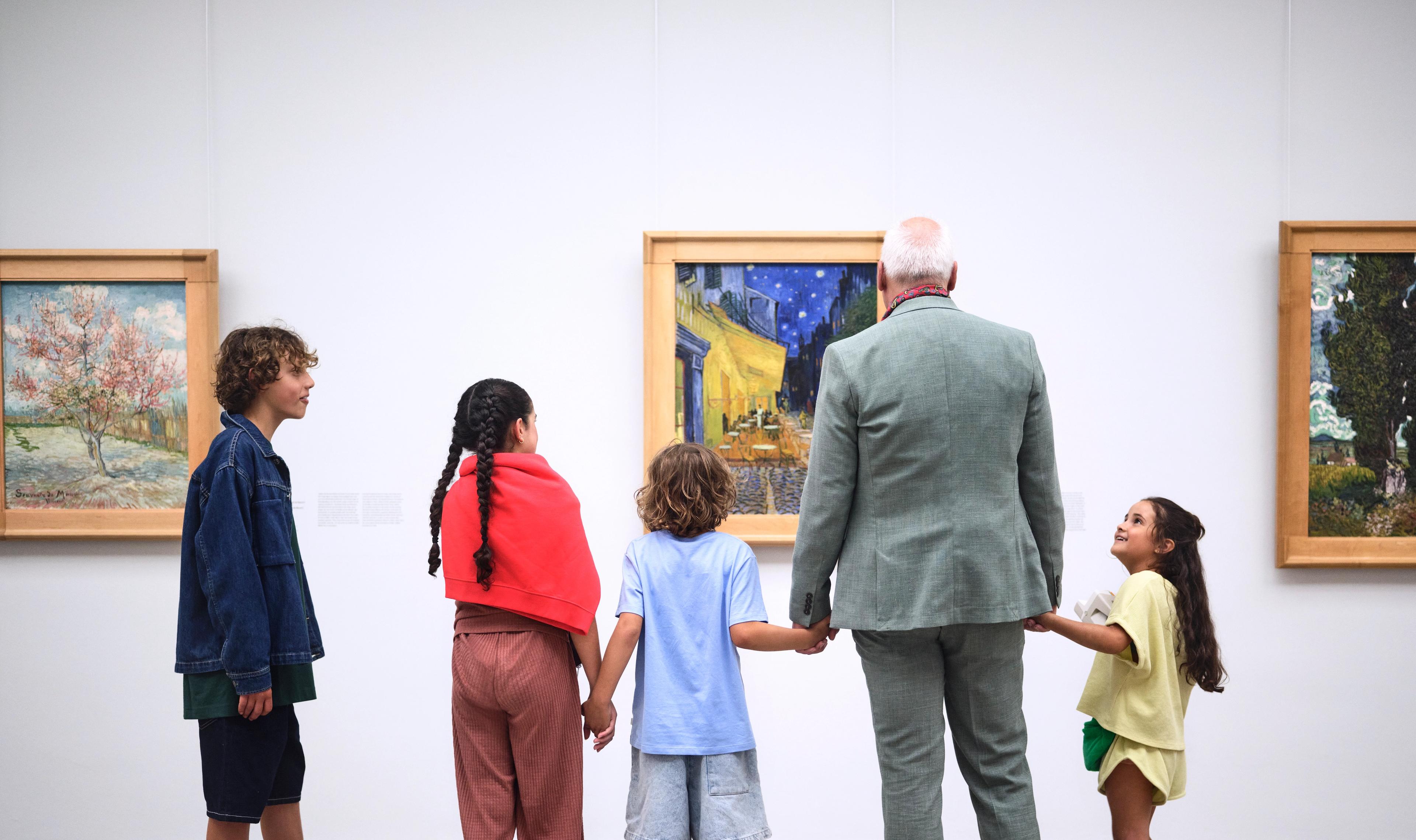 Familie in de Van Gogh galerij, bij 'Caféterras bij nacht'