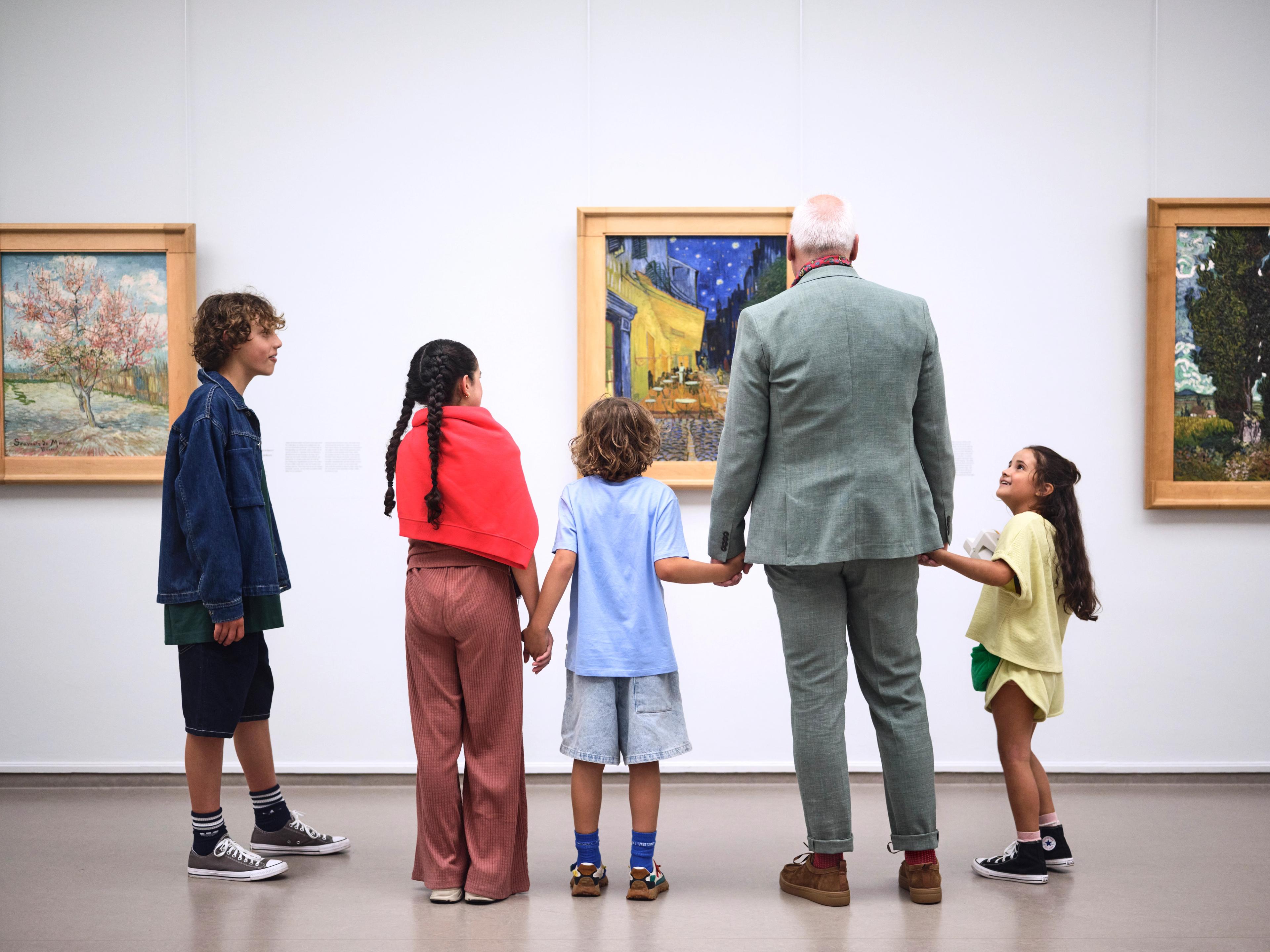 Familie in de Van Gogh galerij, bij 'Caféterras bij nacht'