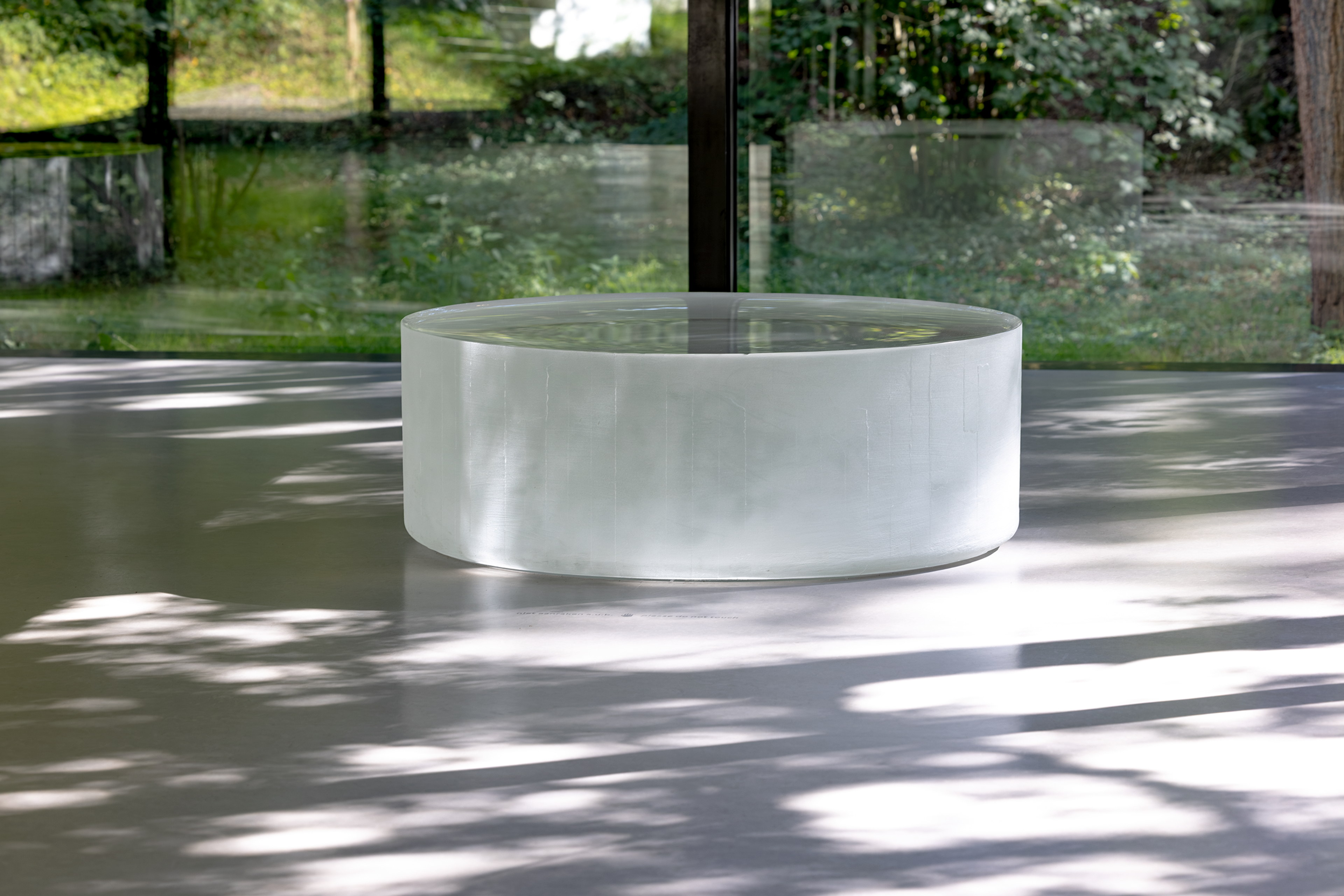 Roni Horn, _Opposites of white_, 2006-2007 Wit kunstwerk met een glazen bovenkant in een ruimte met glazen wanden